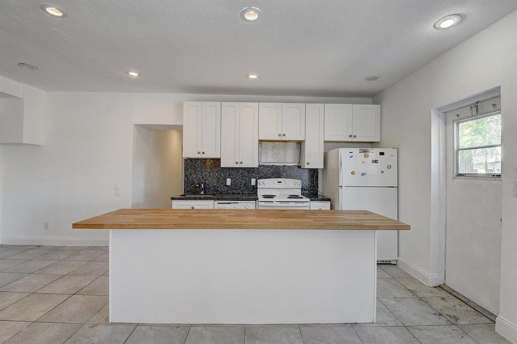 707 SW 9th Court, Delray Beach, FL 33444 — photo 3 of 7
