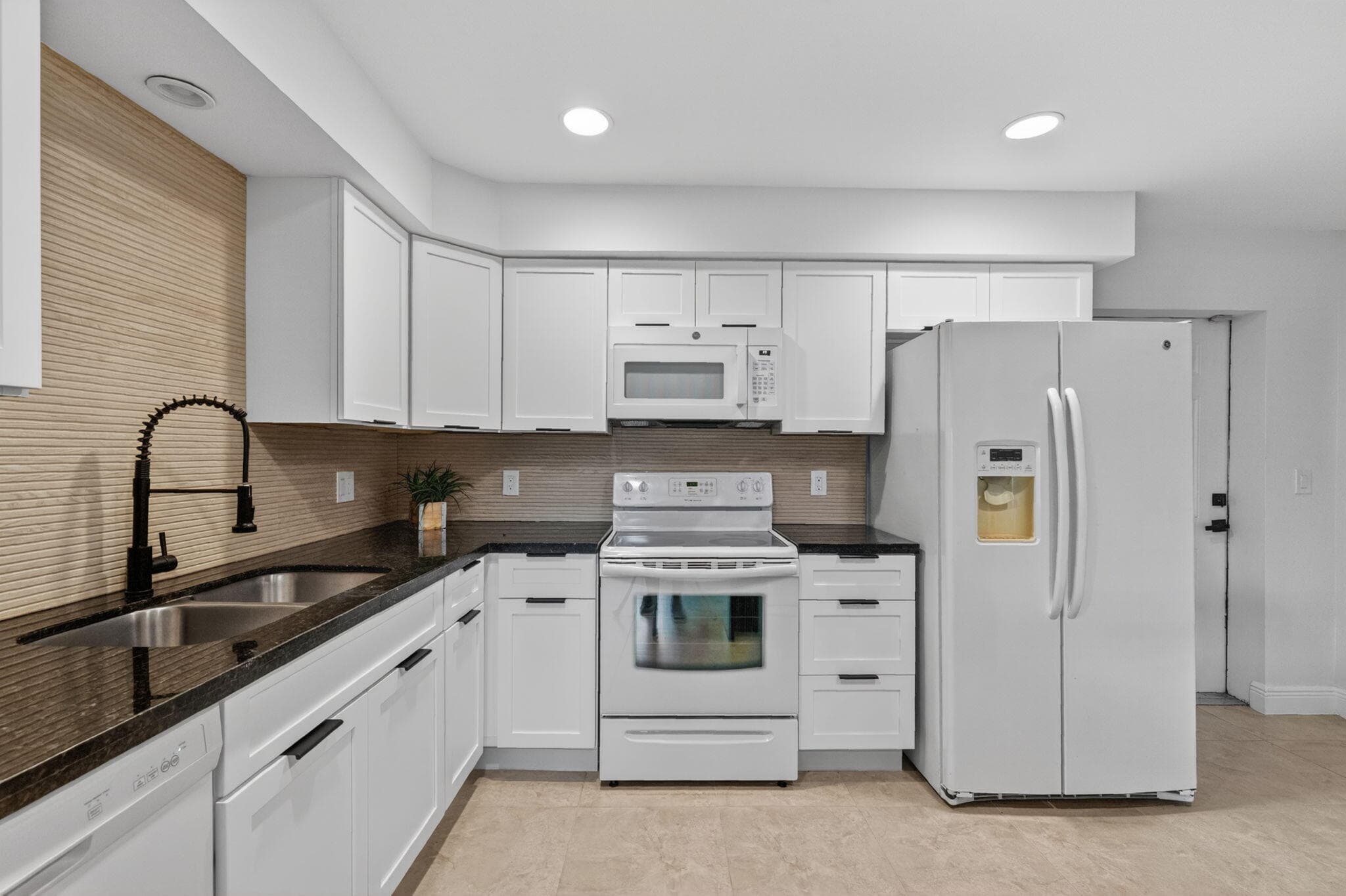1391 SW 33rd Terrace, Fort Lauderdale, FL 33312 — photo 7 of 40