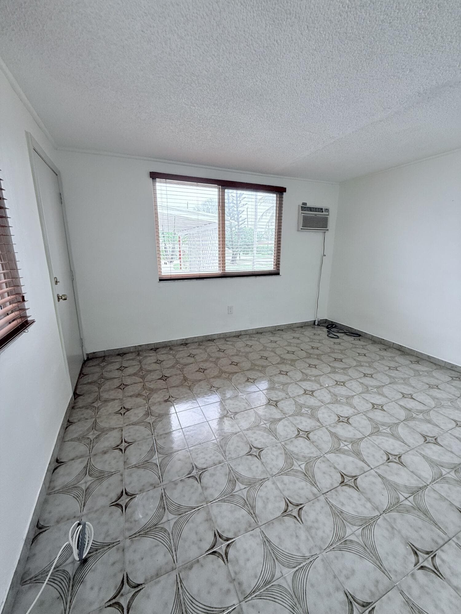957 W 67th Street, Hialeah, FL 33012 — photo 4 of 15