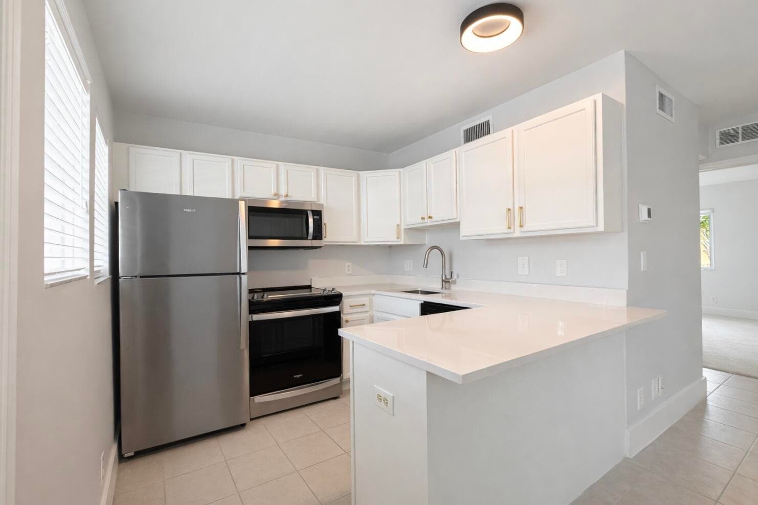 2660 NE 8th Avenue 216, Wilton Manors, FL 33334 — photo 4 of 20