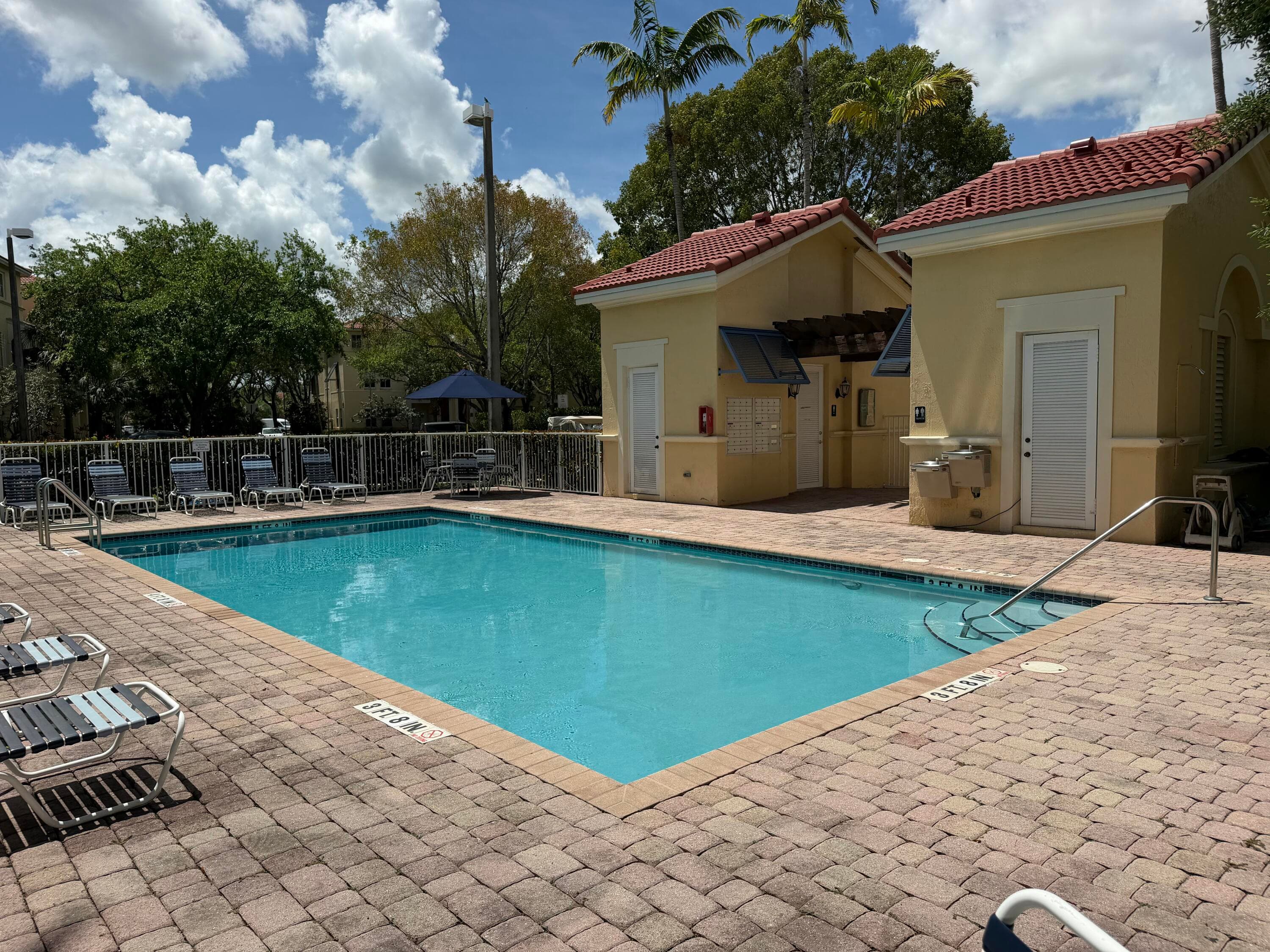 Townhouse in Plantation — photo 2 of 11