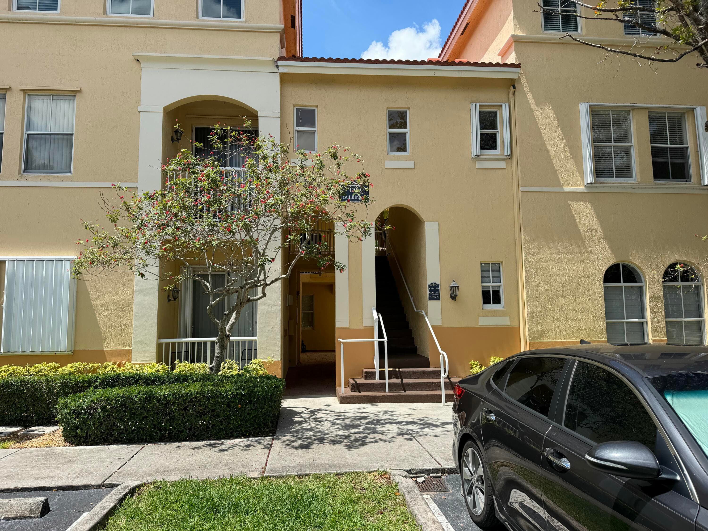 Townhouse in Plantation — photo 1 of 11