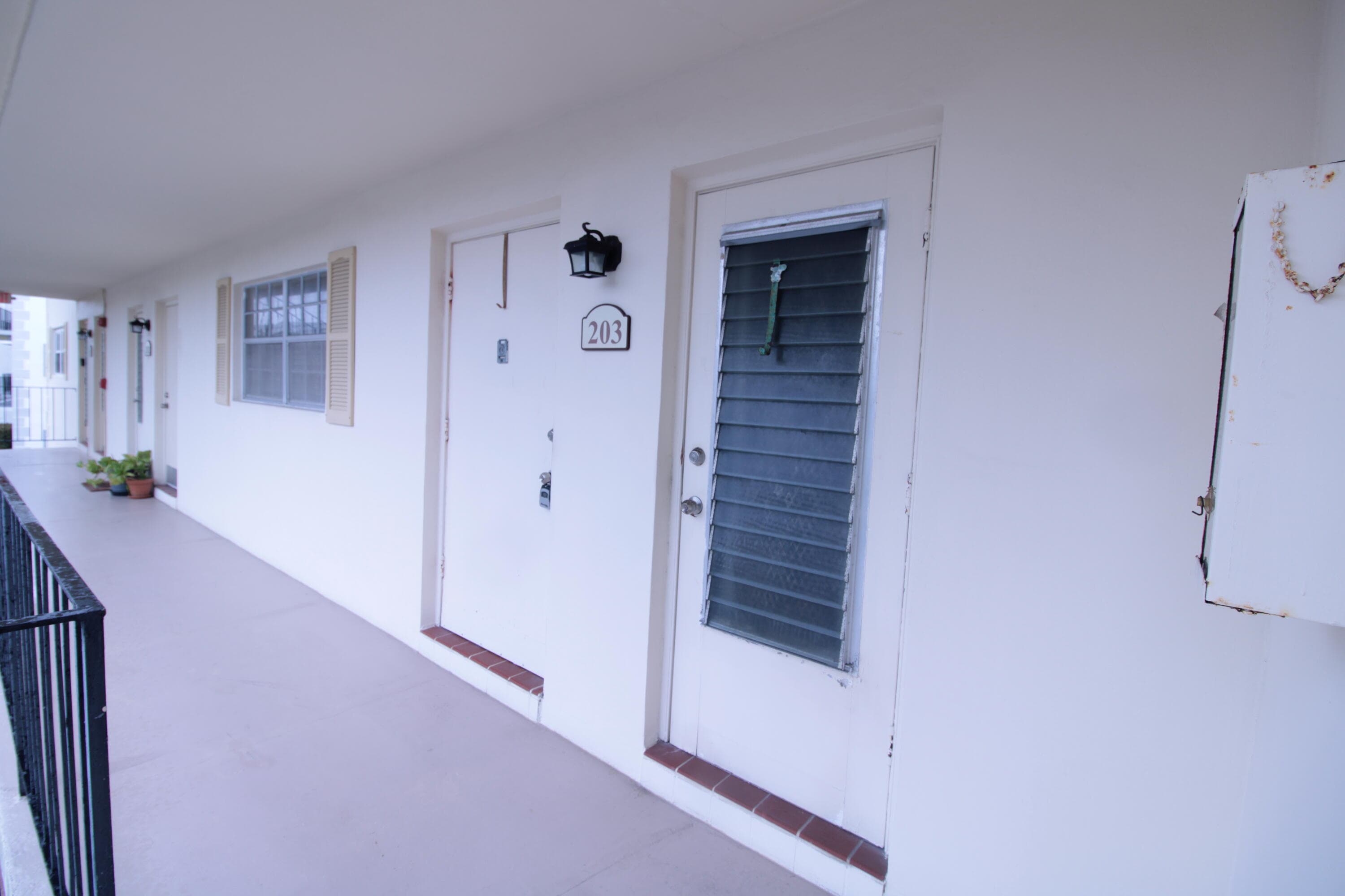 460 Paradise Isle Boulevard 203, Hallandale Beach, FL 33009 — photo 4 of 18
