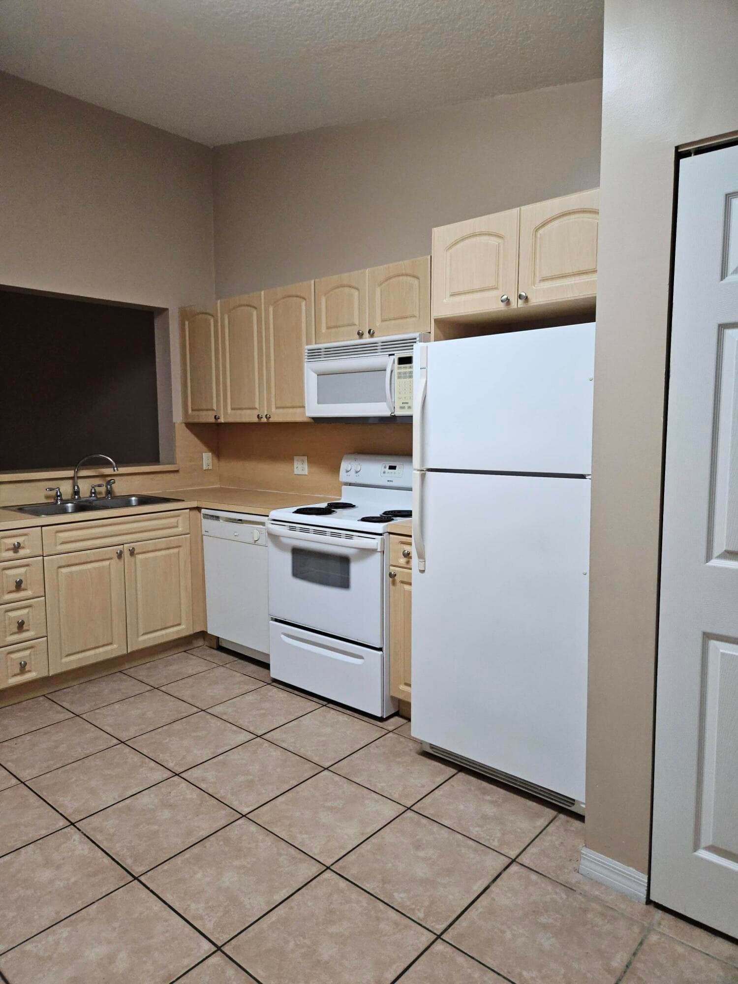 7900 NW 6th Street 205, Pembroke Pines, FL 33024 — photo 4 of 14
