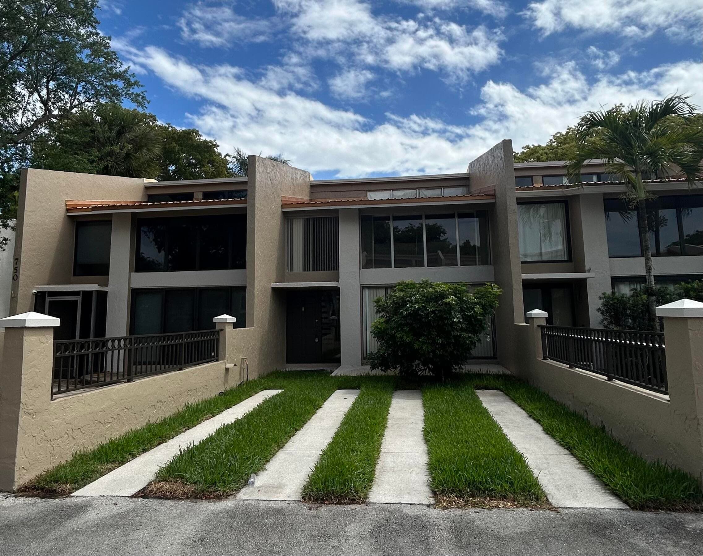 750 E Coco Plum Circle 2, Plantation, FL 33324 — photo 1 of 21