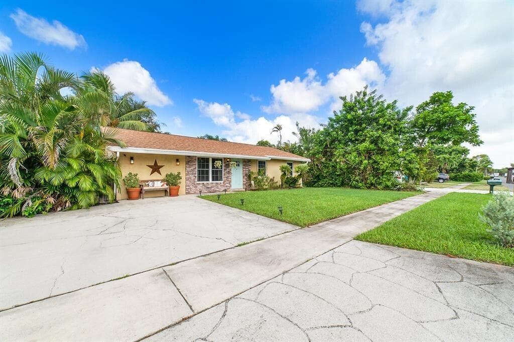 913 NW 8th Street, Boynton Beach, FL 33426 — photo 2 of 2