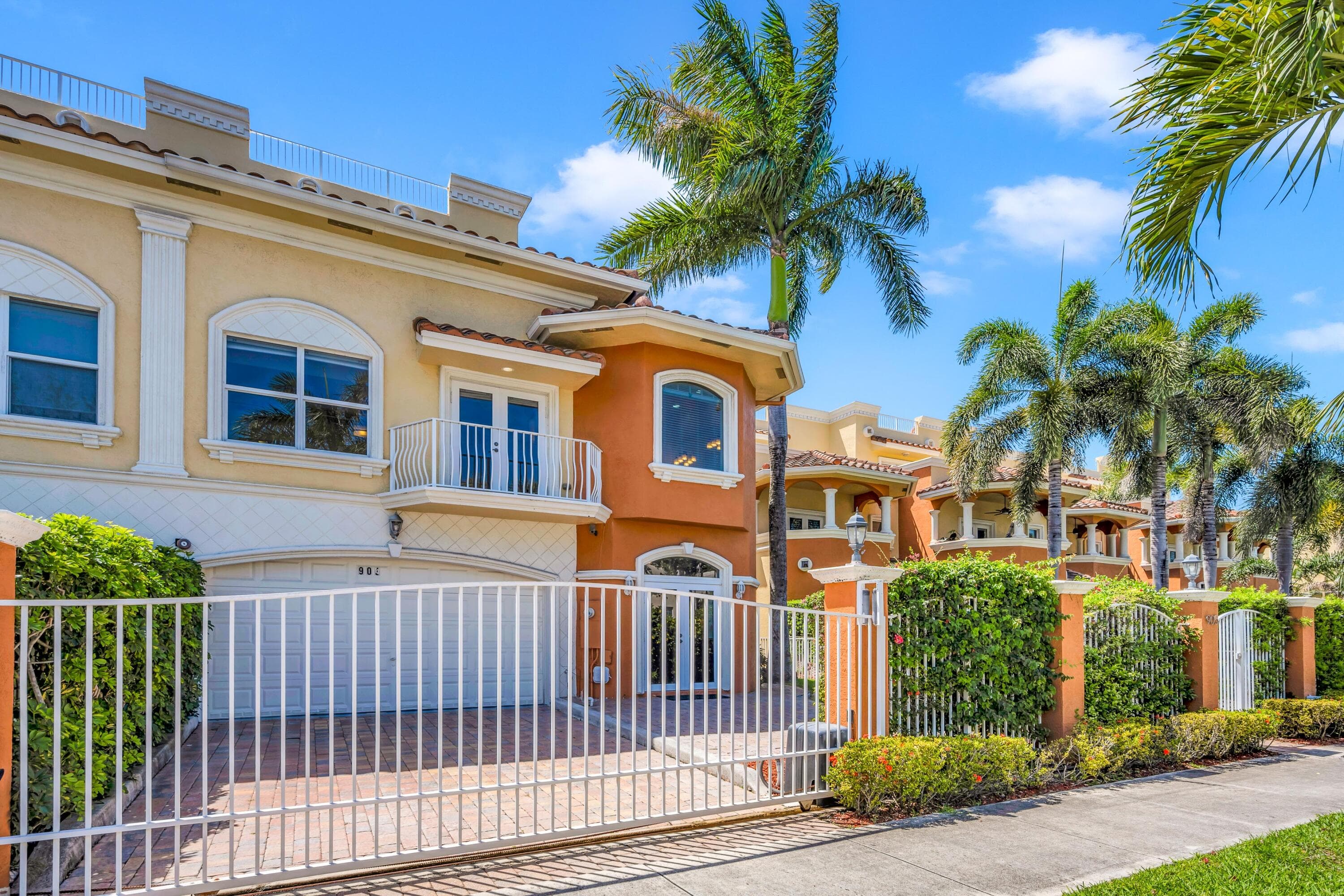 903 NE 17th Way 104, Fort Lauderdale, FL 33304 — photo 1 of 36