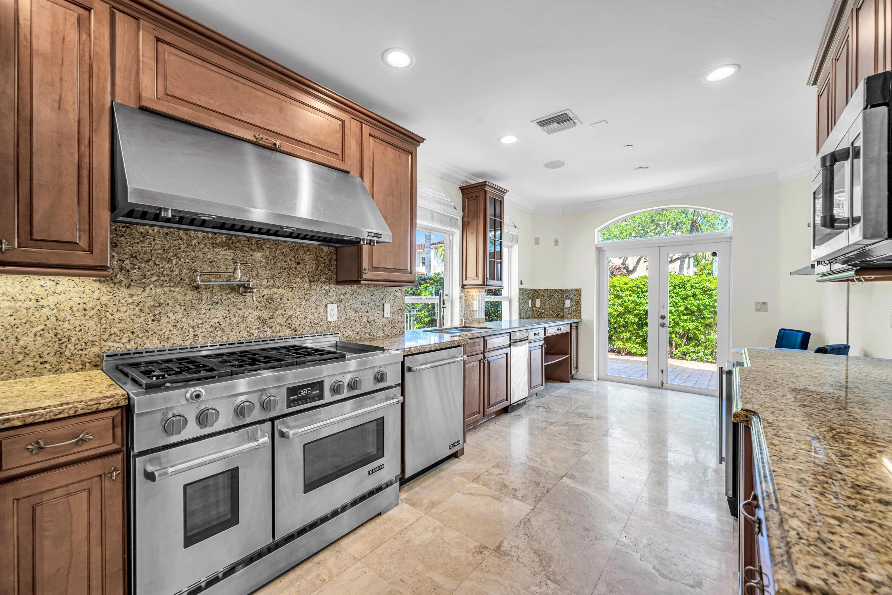 903 NE 17th Way 104, Fort Lauderdale, FL 33304 — photo 9 of 36