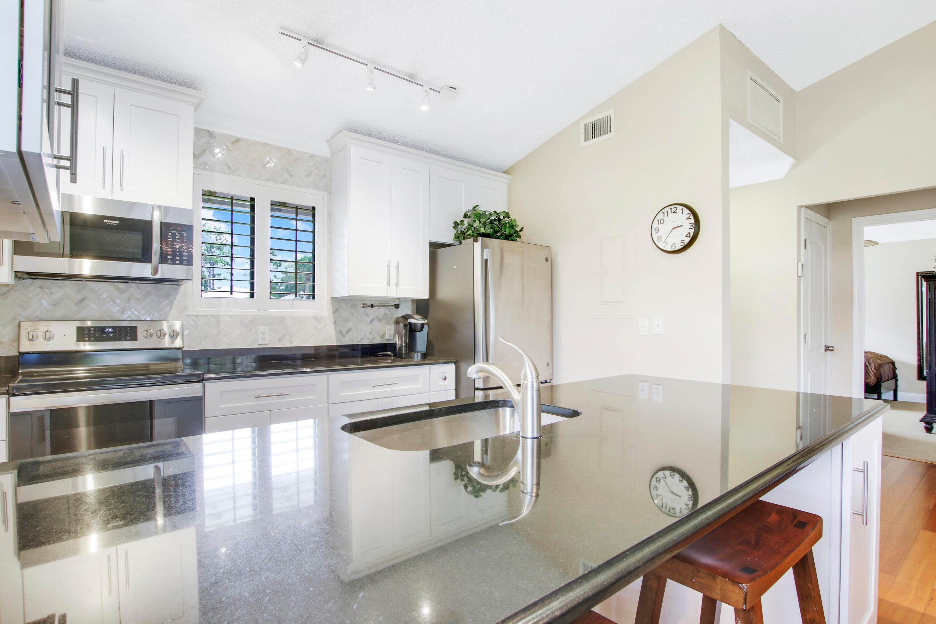 915 Club Drive, Palm Beach Gardens, FL 33418 — photo 10 of 17