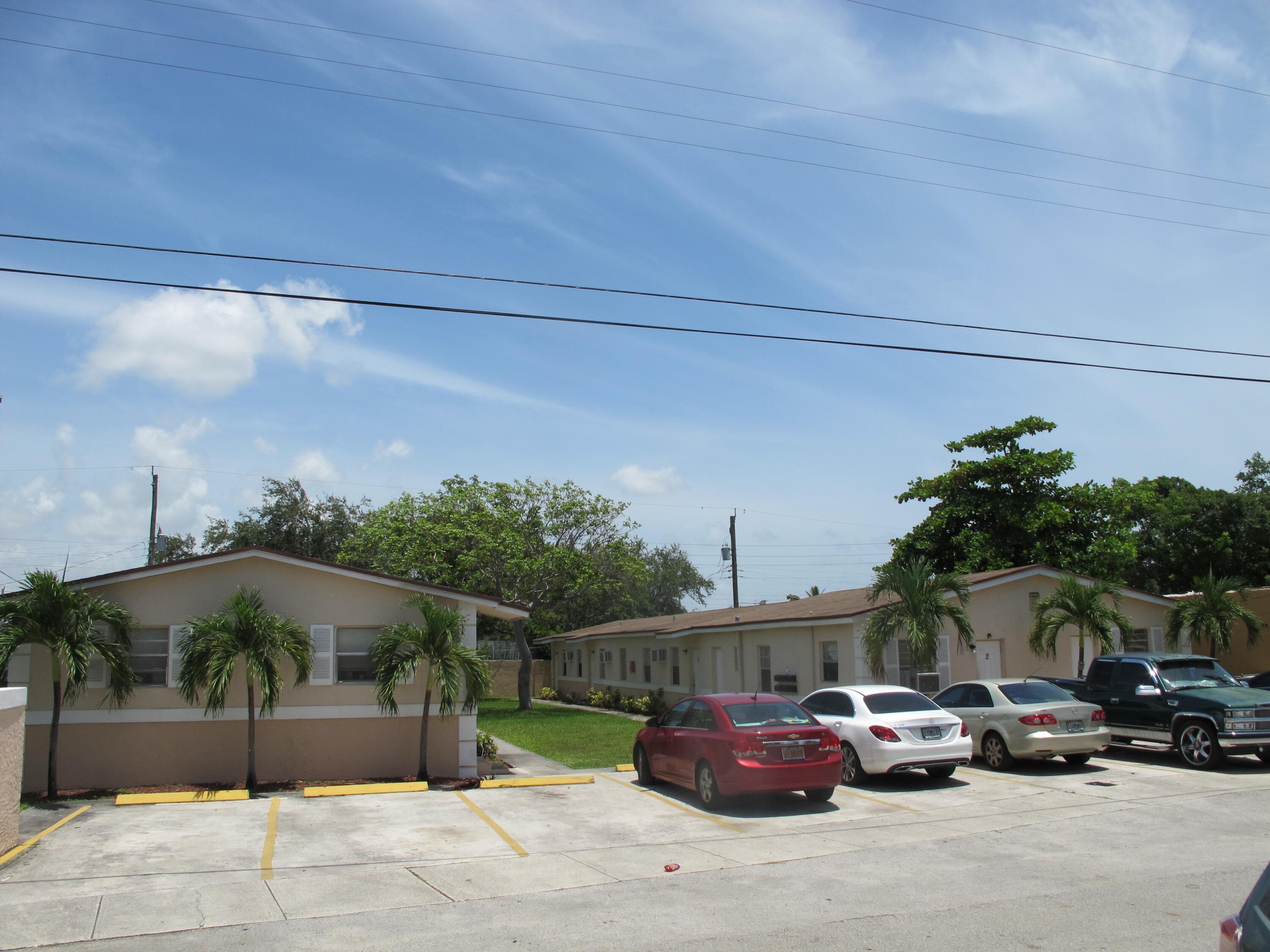 Townhouse in Hallandale Beach — photo 3 of 11