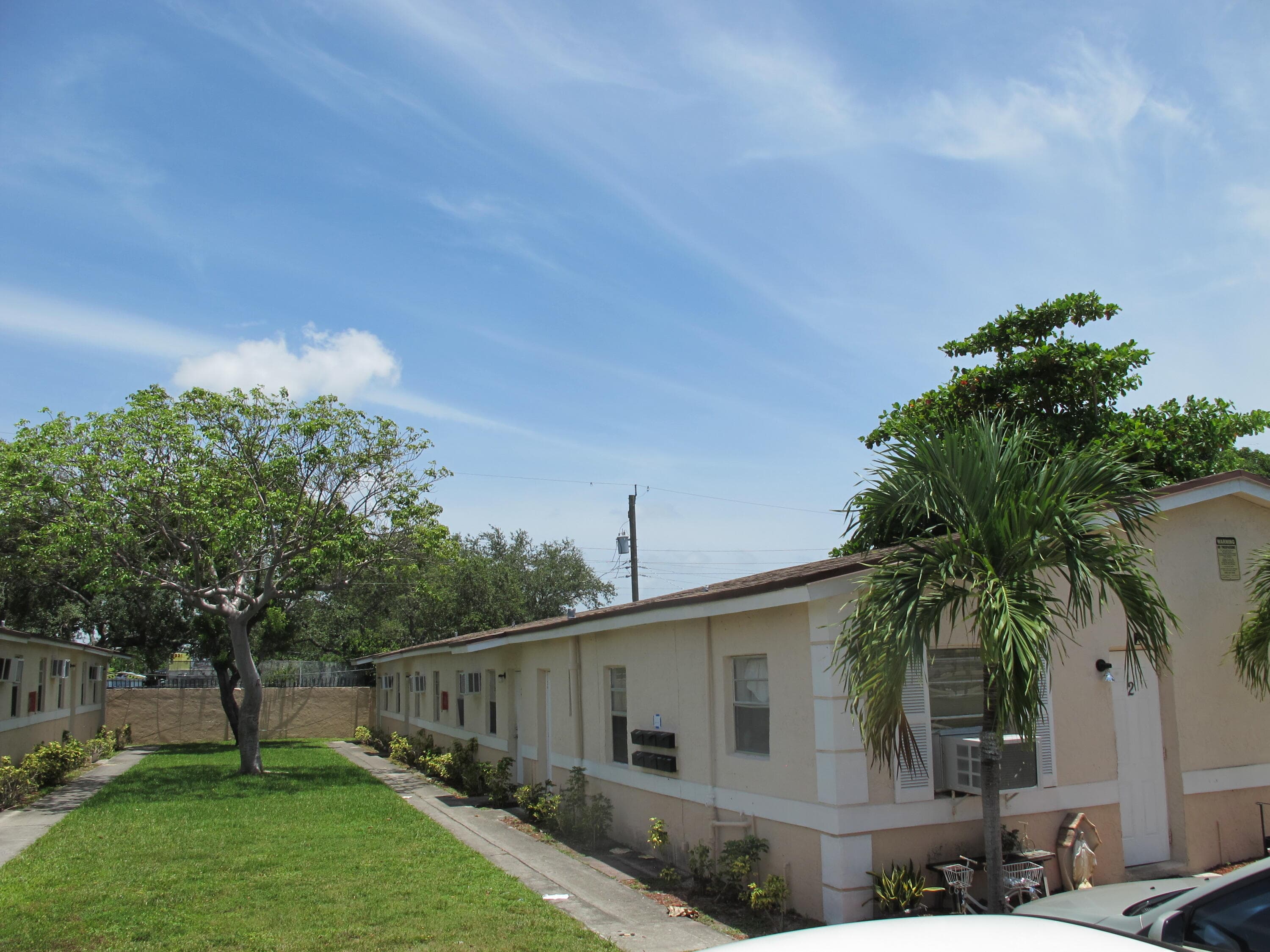 Townhouse in Hallandale Beach — photo 1 of 11