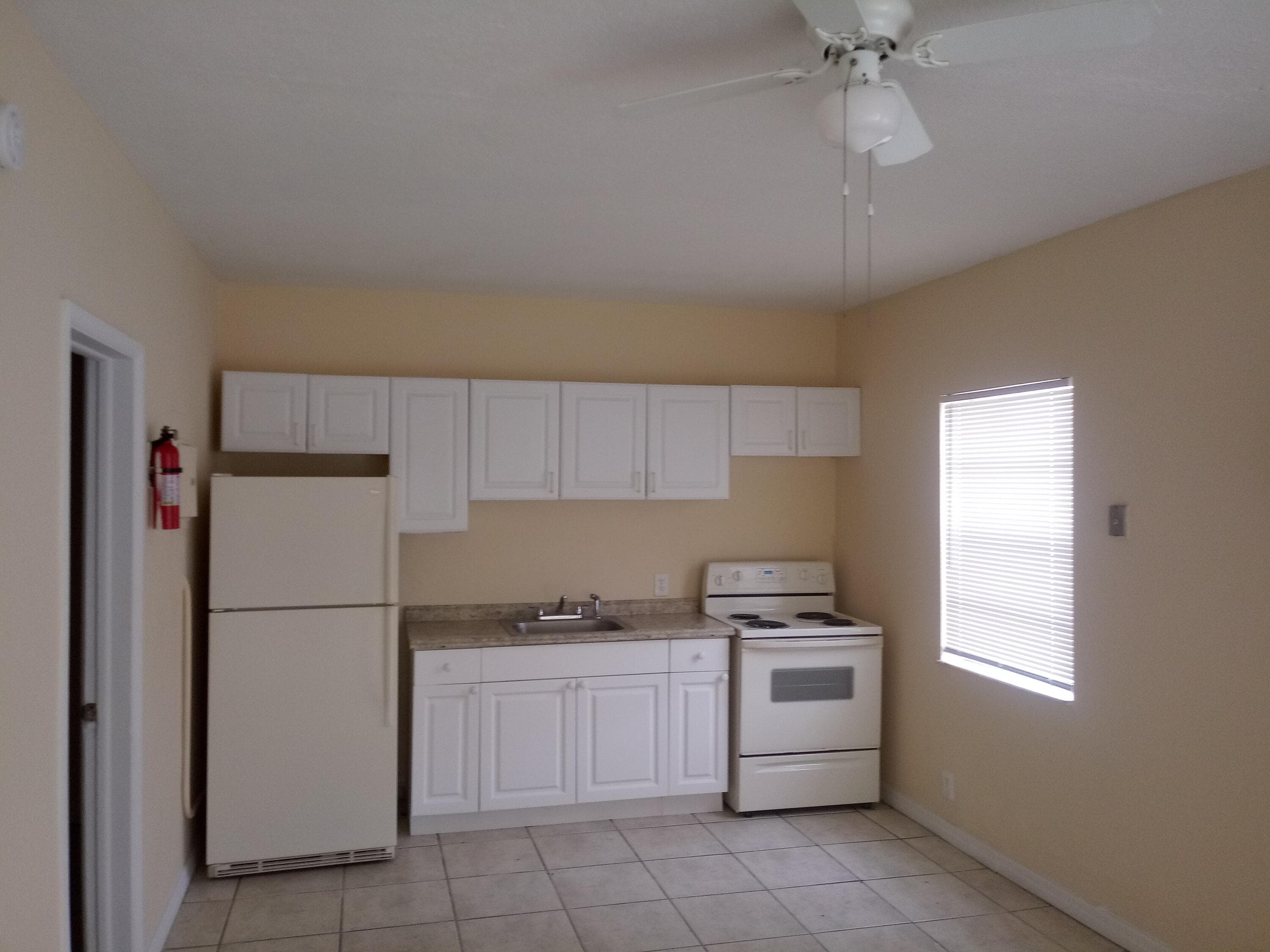 Townhouse in Hallandale Beach — photo 5 of 11