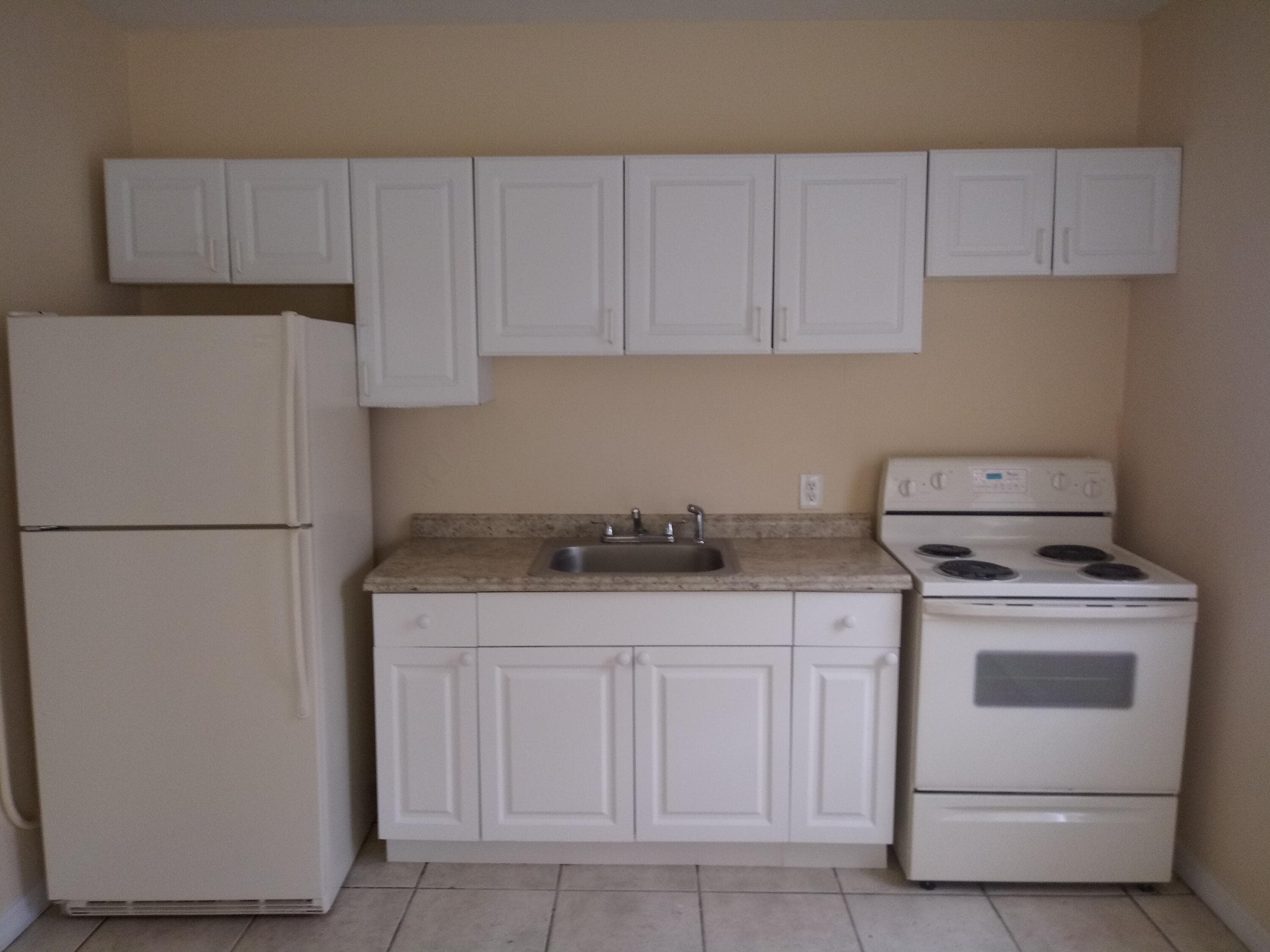 Townhouse in Hallandale Beach — photo 6 of 11