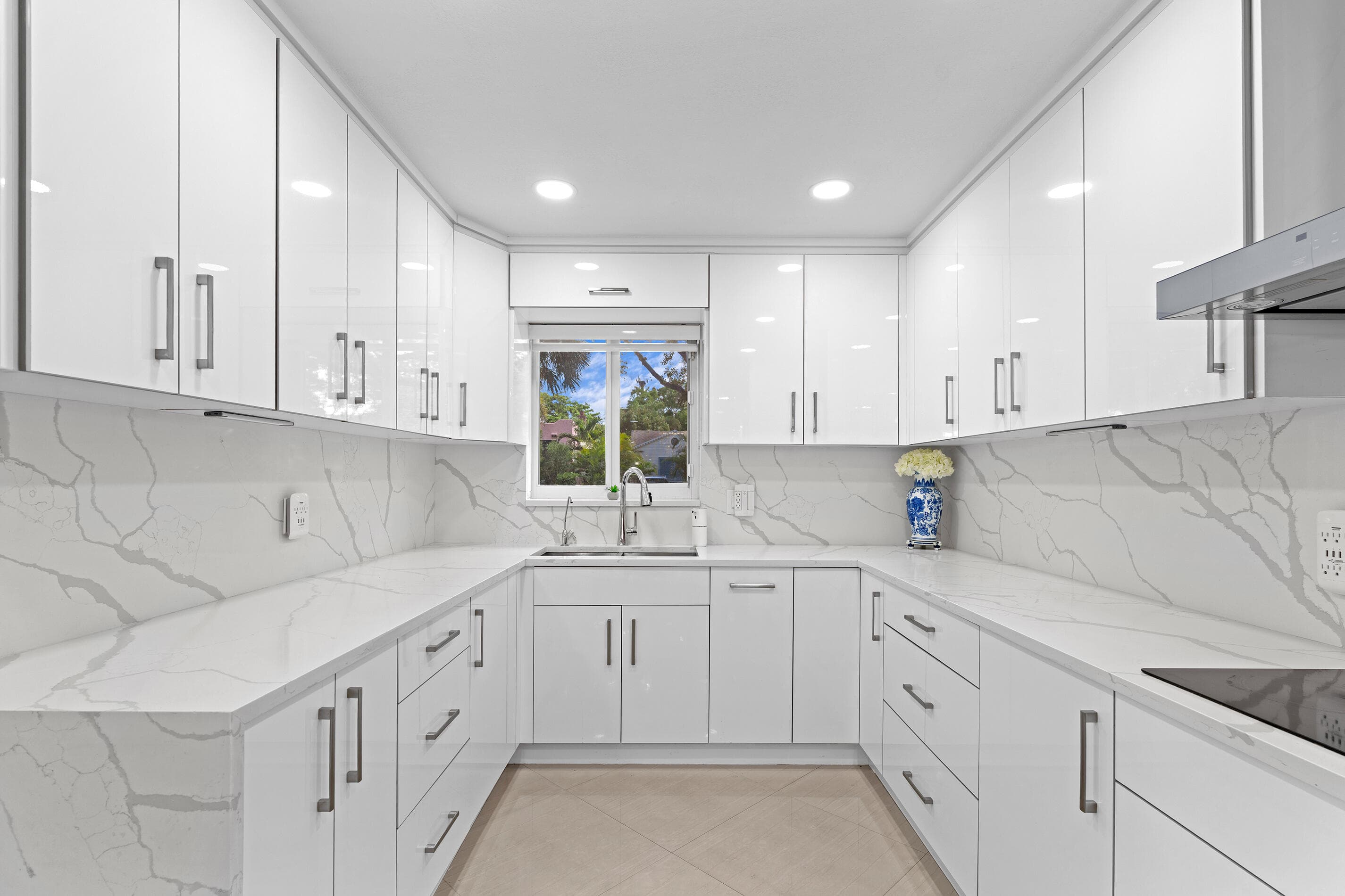 747 Avon Road, West Palm Beach, FL 33401 — photo 5 of 31