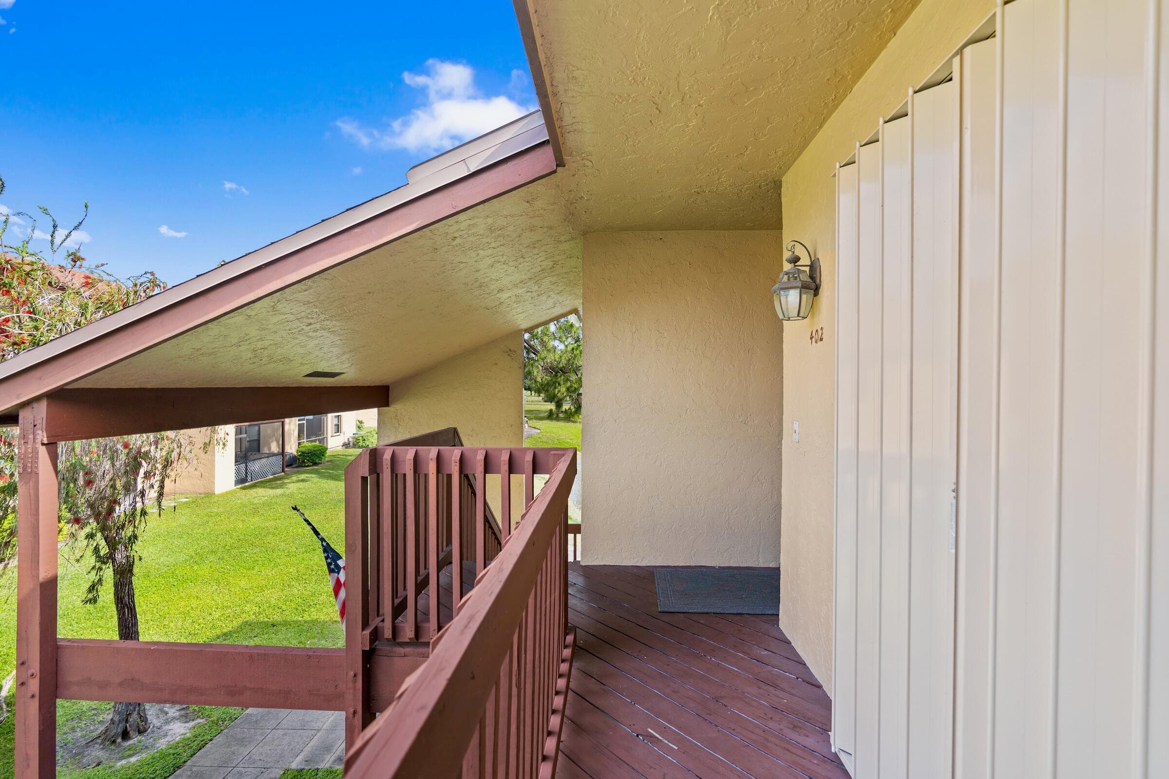 402 Lakeview Drive E, Royal Palm Beach, FL 33411 — photo 9 of 26