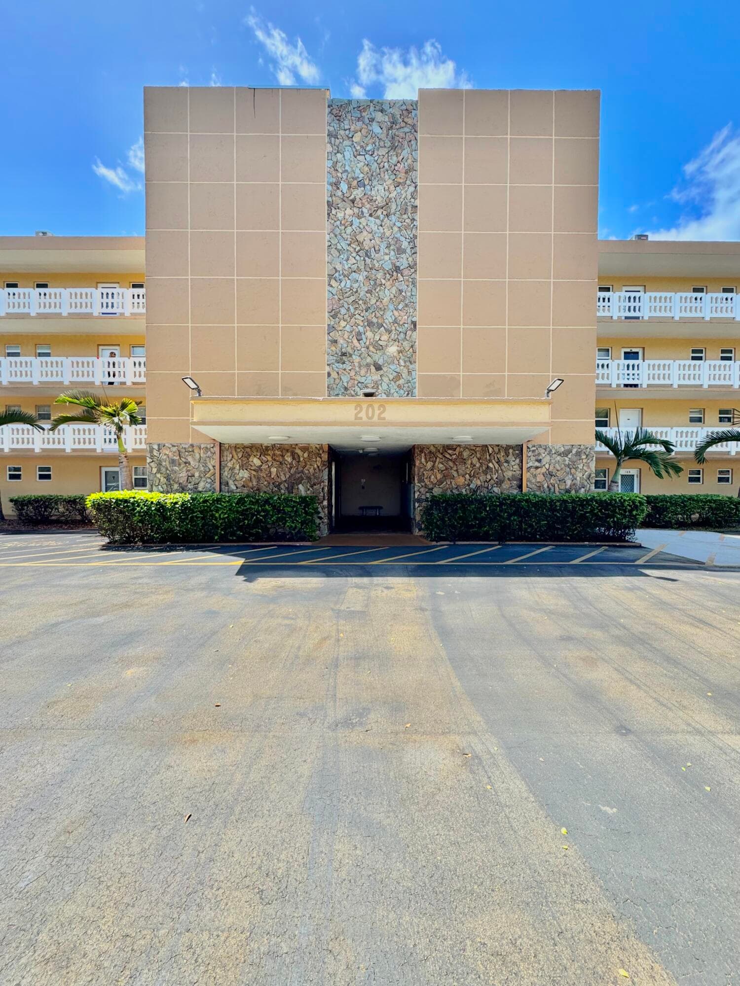 202 SE 10th Street 105, Dania Beach, FL 33004 — photo 1 of 22
