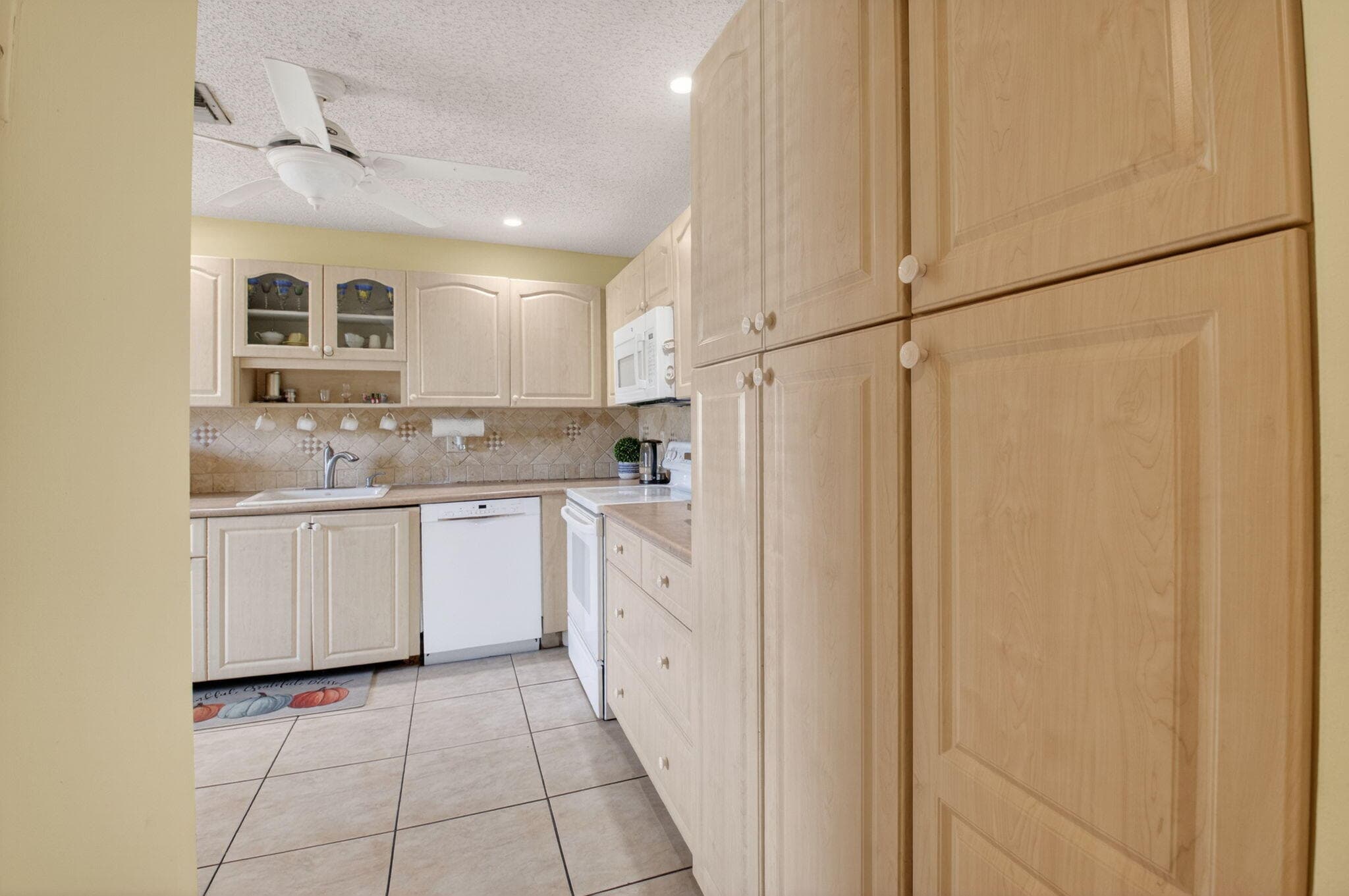 1600 NW 18th Avenue 104, Delray Beach, FL 33445 — photo 4 of 30