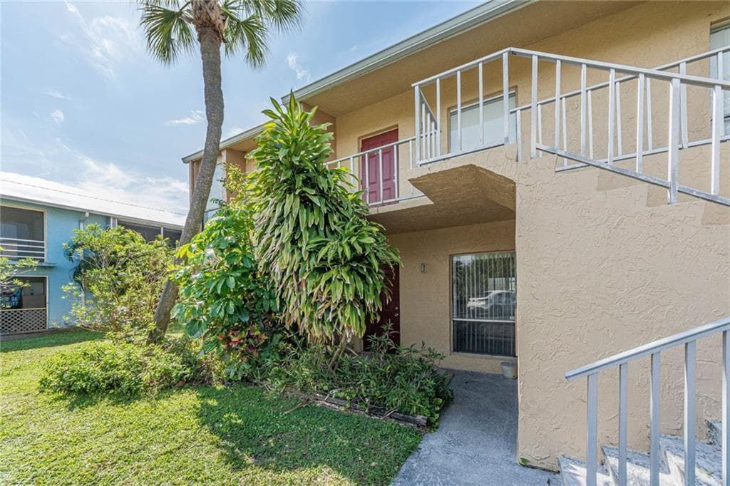 1555 14th Avenue 201, Vero Beach, FL 32960 — photo 1 of 28