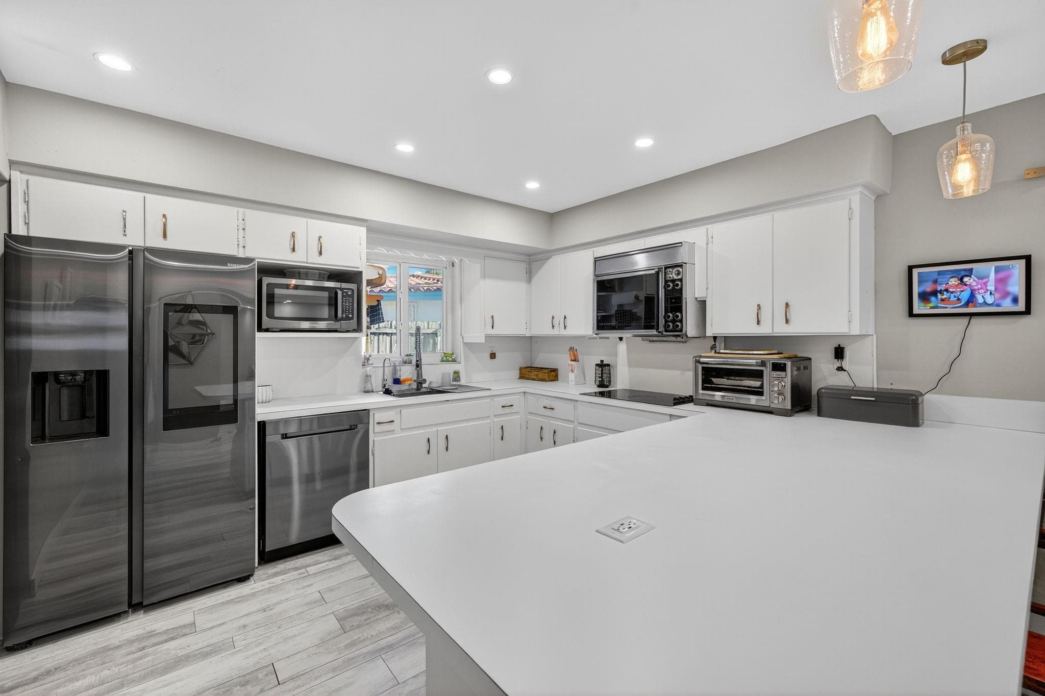1570 NE 30th Place, Oakland Park, FL 33334 — photo 17 of 76