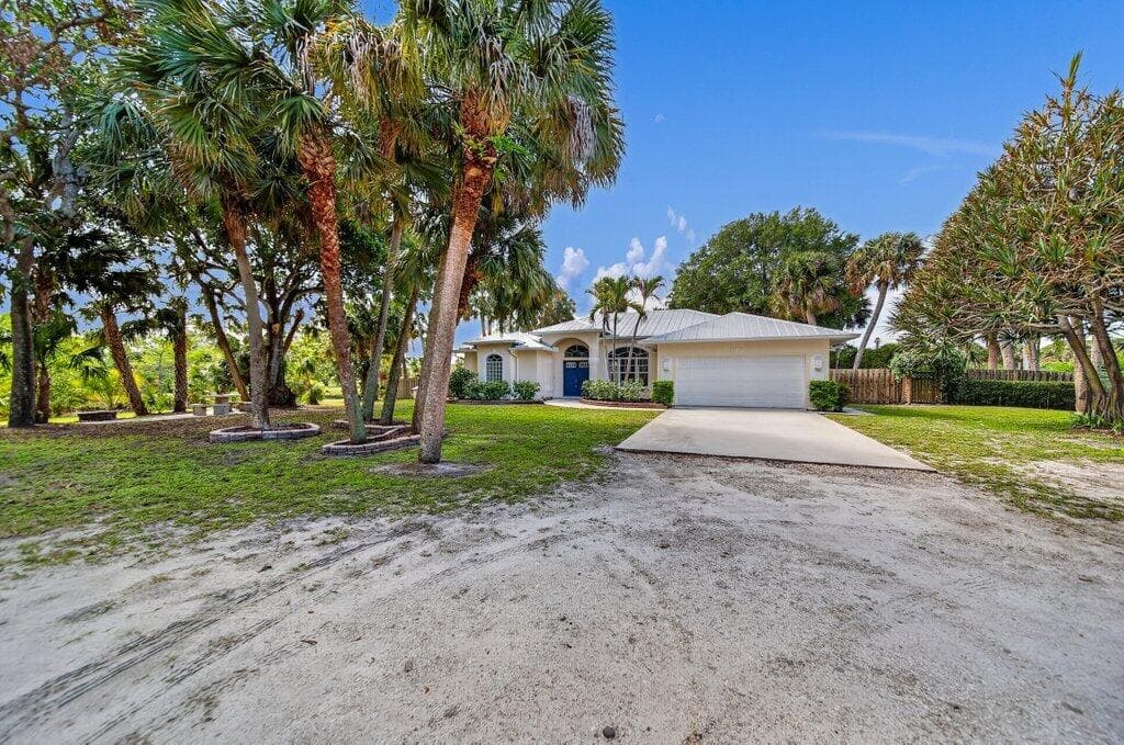 612 SE 6th Street, Stuart, FL 34994 — photo 7 of 50