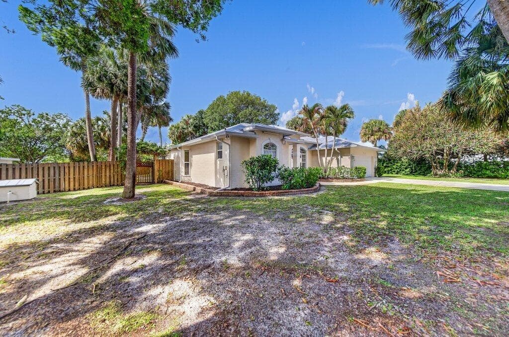 612 SE 6th Street, Stuart, FL 34994 — photo 8 of 50