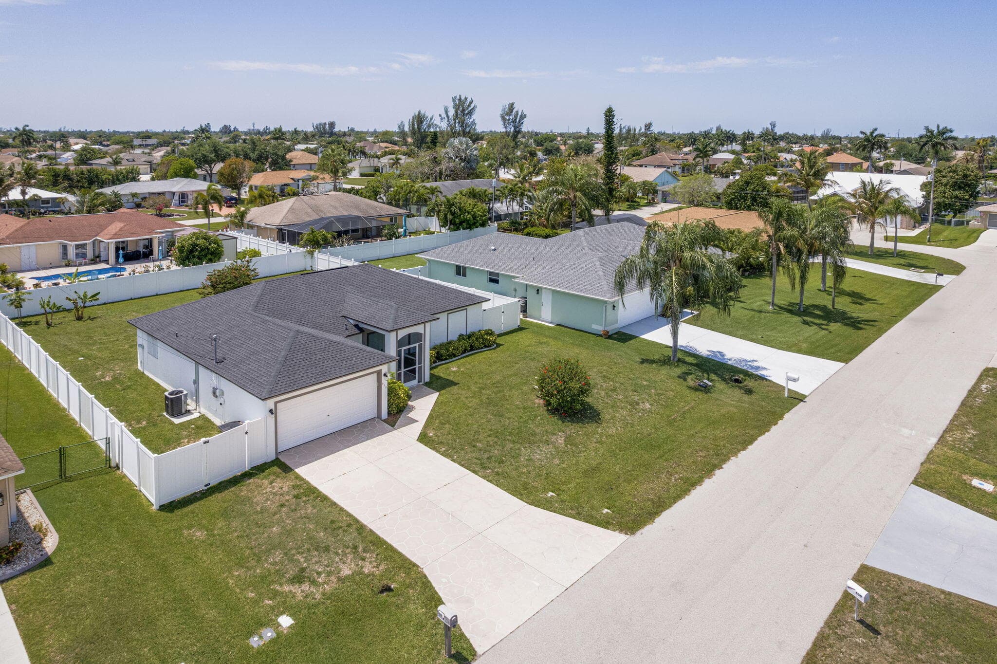 610 SE 21st Lane, Cape Coral, FL 33990 — photo 2 of 38