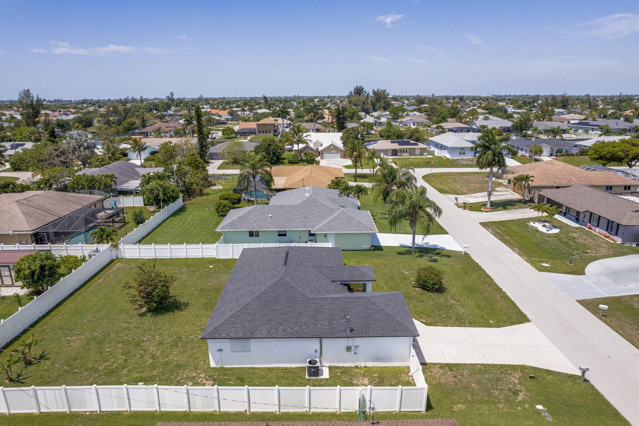 610 SE 21st Lane, Cape Coral, FL 33990 — photo 3 of 38