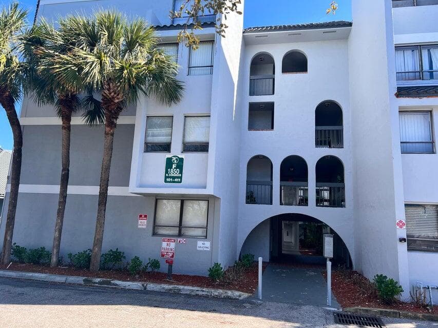 1820 N Congress Avenue 201, West Palm Beach, FL 33401 — photo 2 of 14
