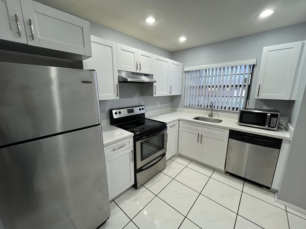 1504 NW 89th Terrace 1504, Pembroke Pines, FL 33024 — photo 7 of 31