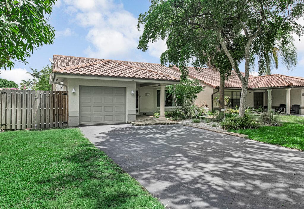 3033 NW 95th Avenue, Coral Springs, FL 33065 — photo 3 of 37