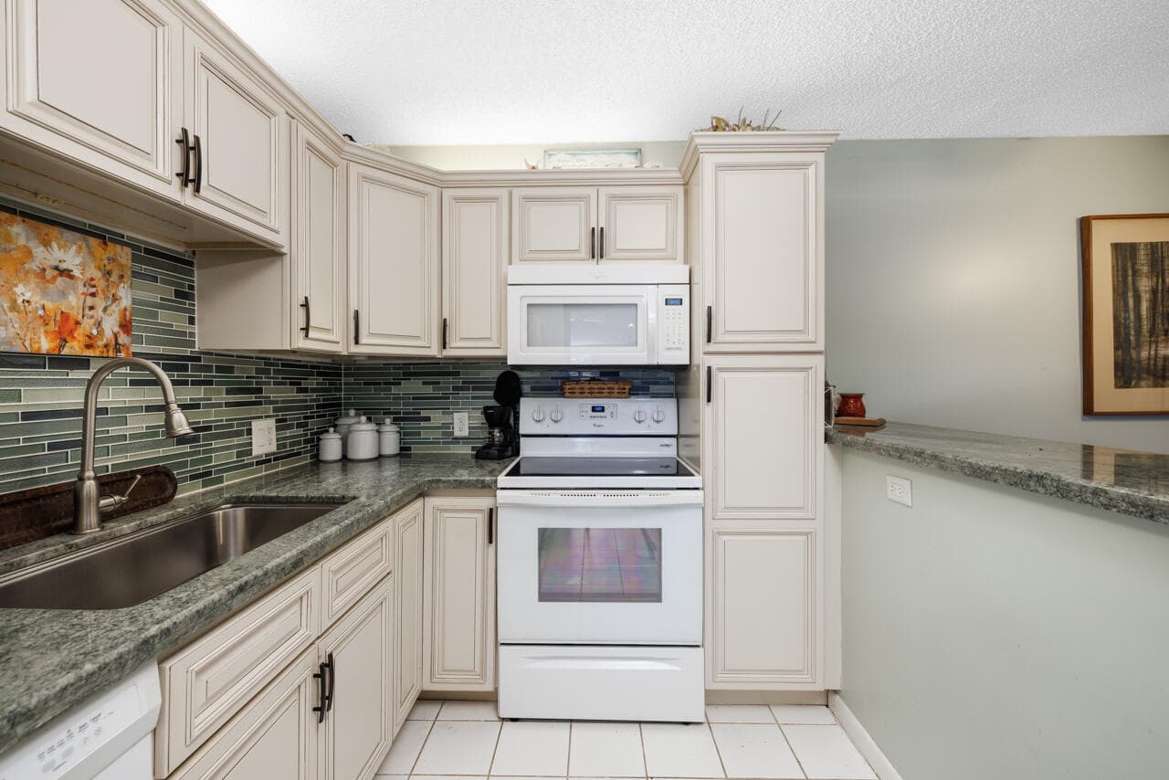 6197 SE Riverboat Drive 1008, Stuart, FL 34997 — photo 15 of 36