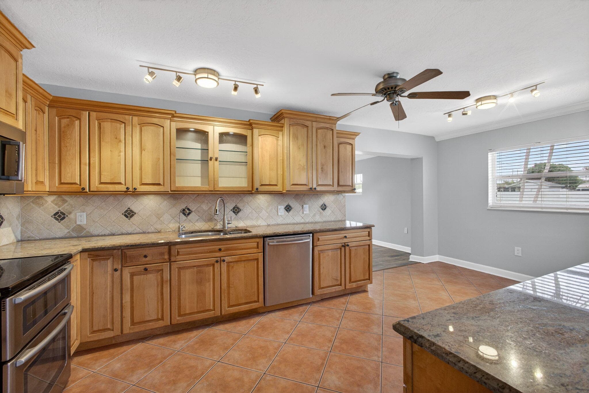 9342 Bloomfield Drive, Palm Beach Gardens, FL 33410 — photo 5 of 37