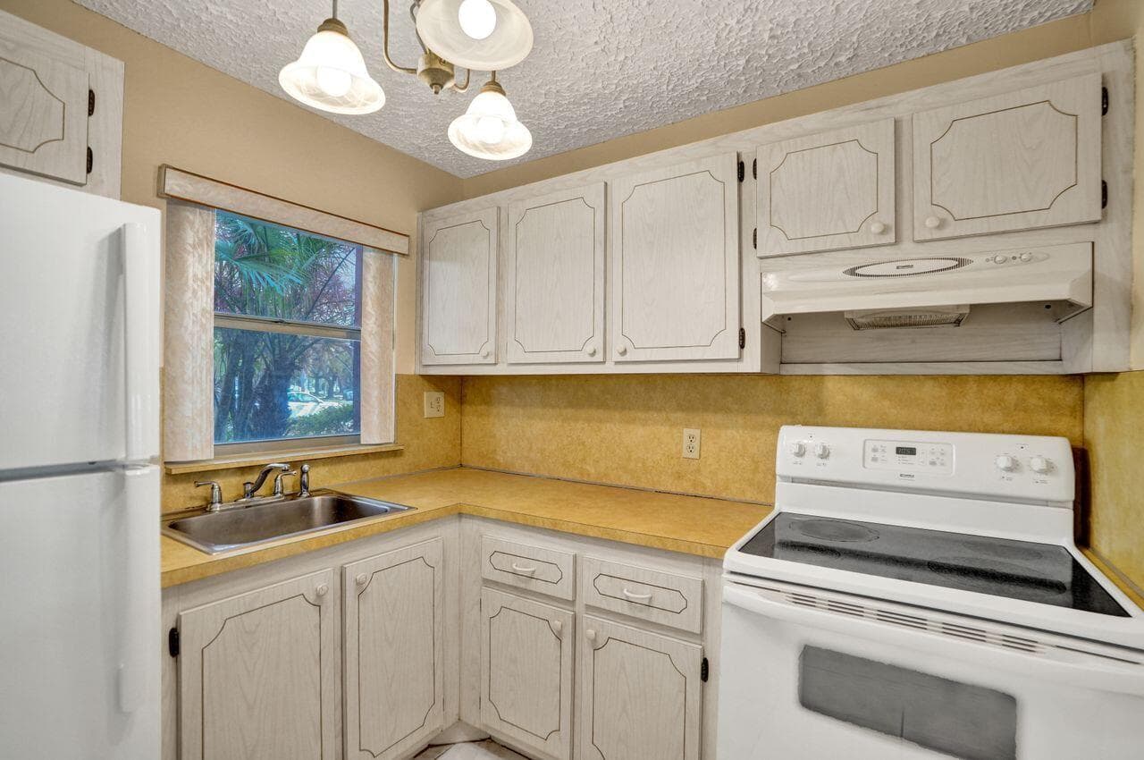 9460 Sunrise Lakes Boulevard 106, Sunrise, FL 33322 — photo 4 of 34