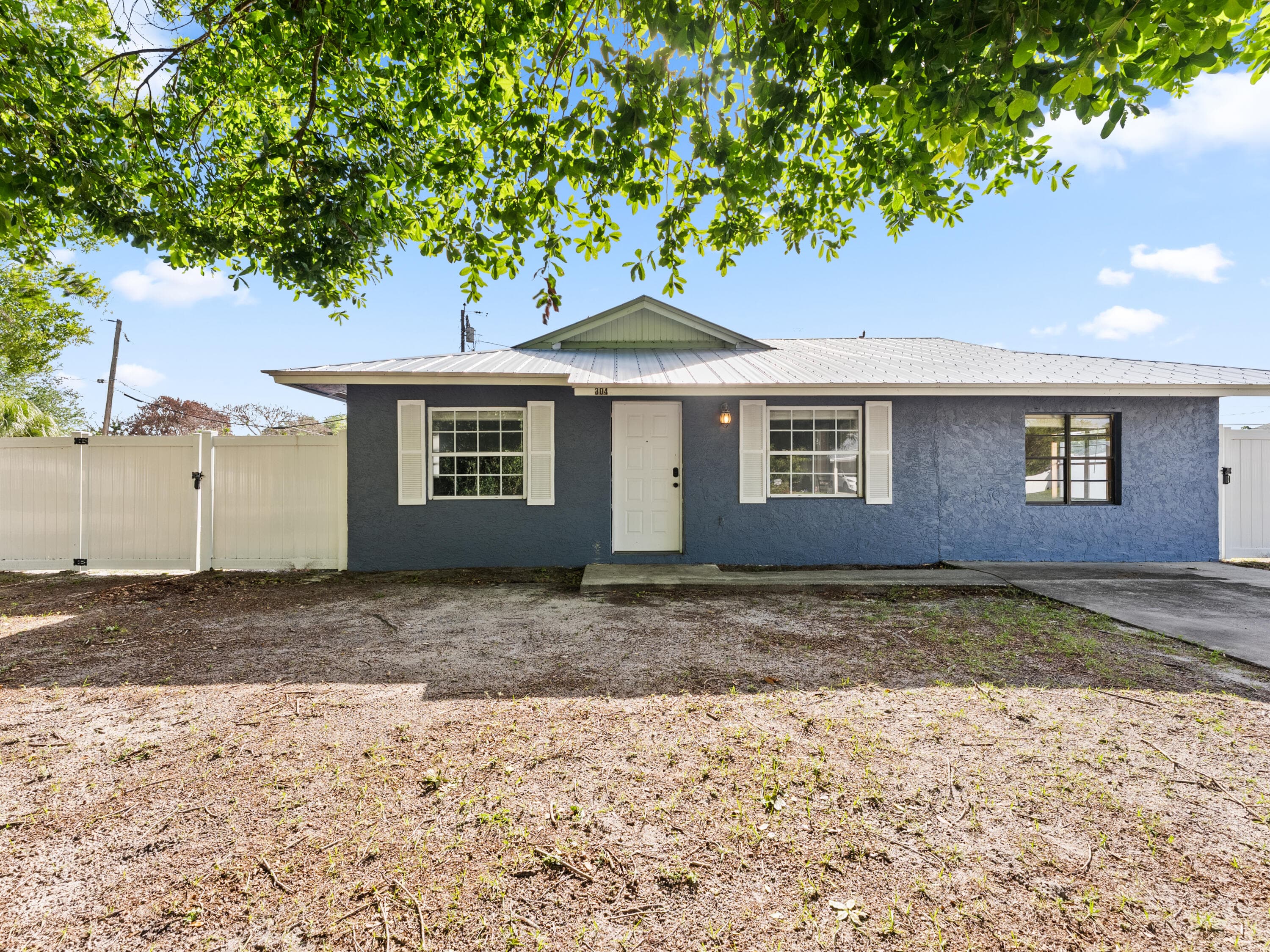 304 8th Avenue SW, Vero Beach, FL 32962 — photo 2 of 31