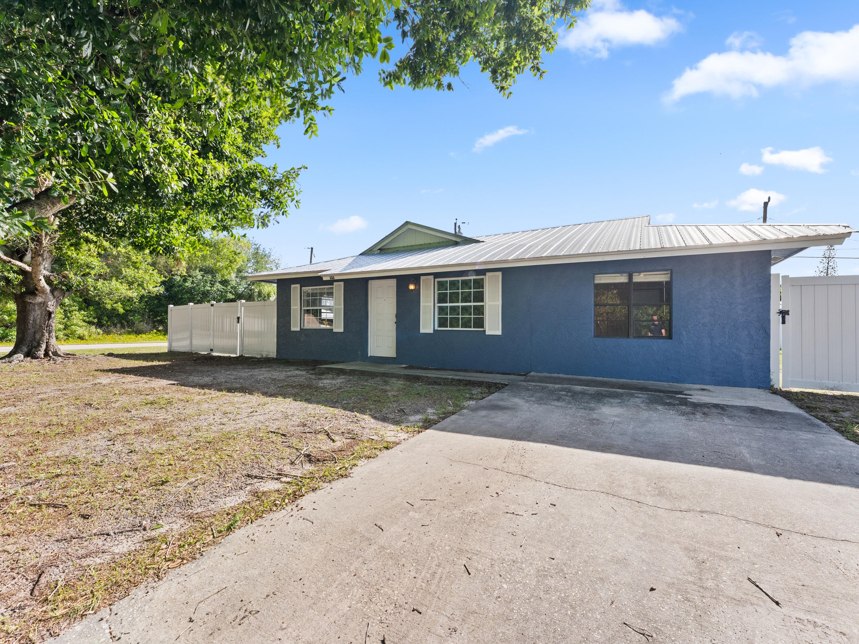 304 8th Avenue SW, Vero Beach, FL 32962 — photo 1 of 31