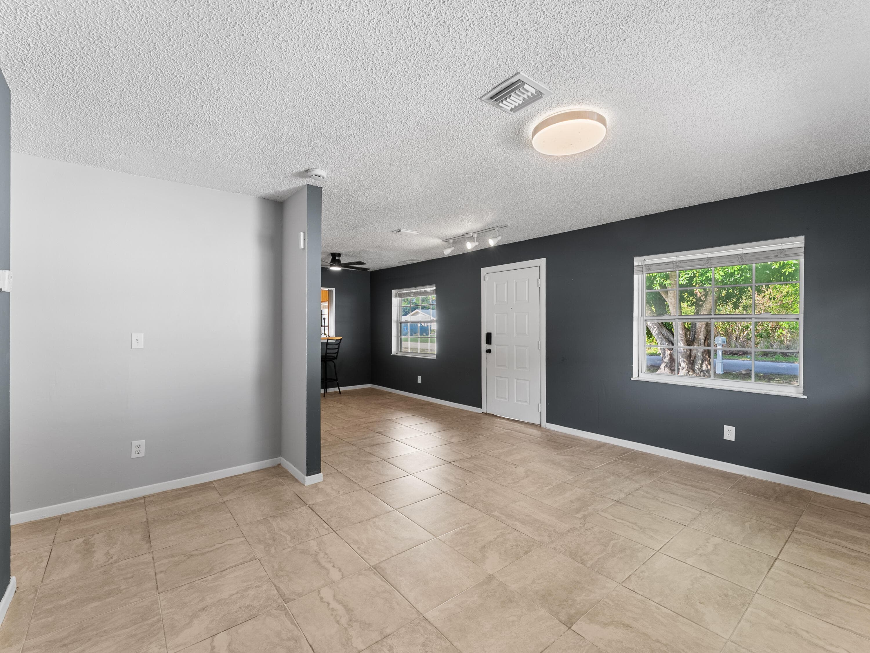 304 8th Avenue SW, Vero Beach, FL 32962 — photo 3 of 31