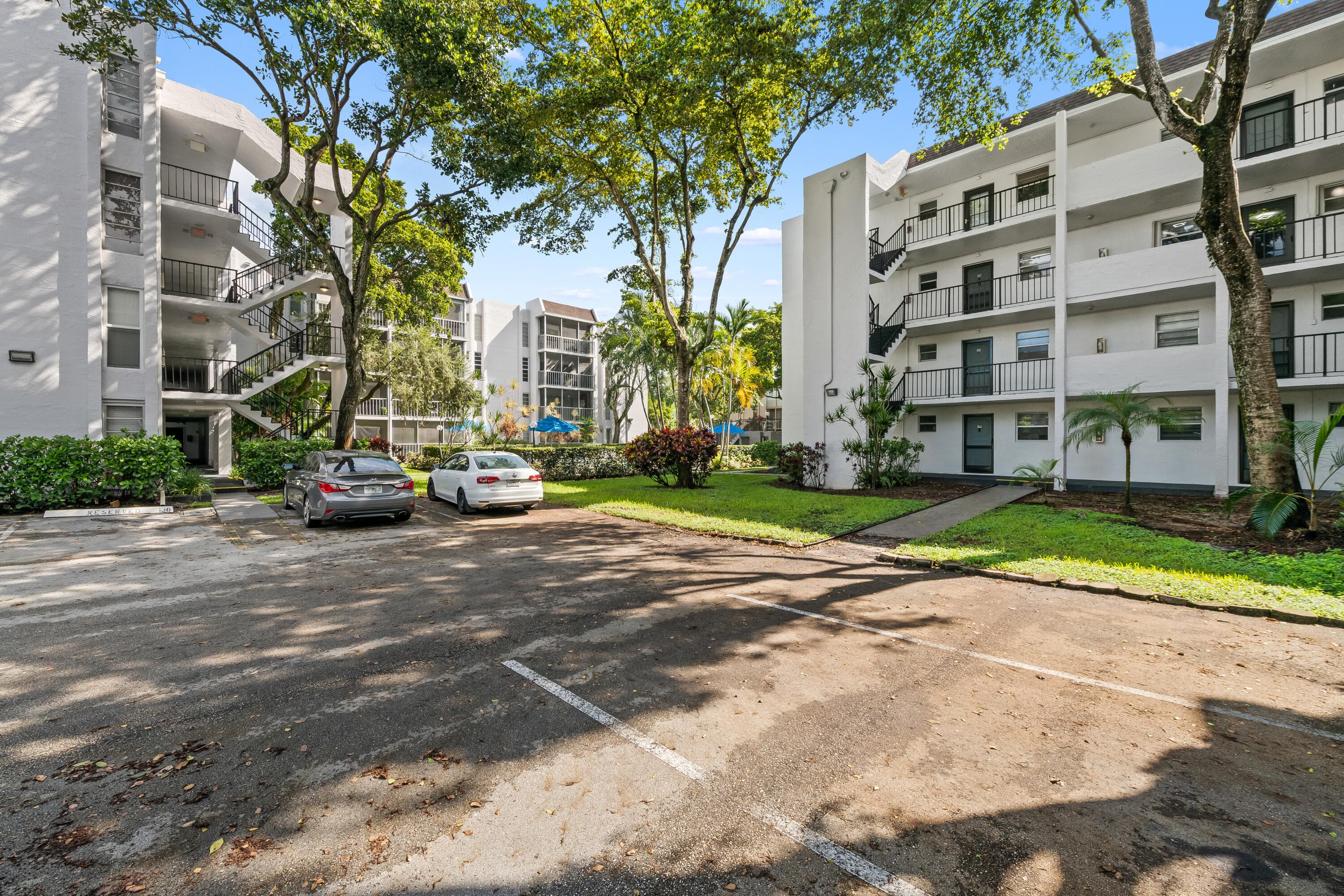 471 N Pine Island Road 302d, Plantation, FL 33324 — photo 1 of 14