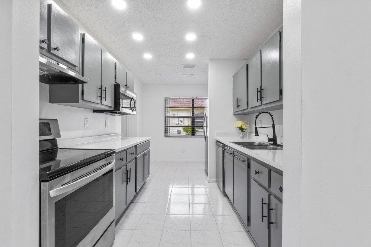 1620 Granfern Avenue 1620, West Palm Beach, FL 33415 — photo 7 of 35