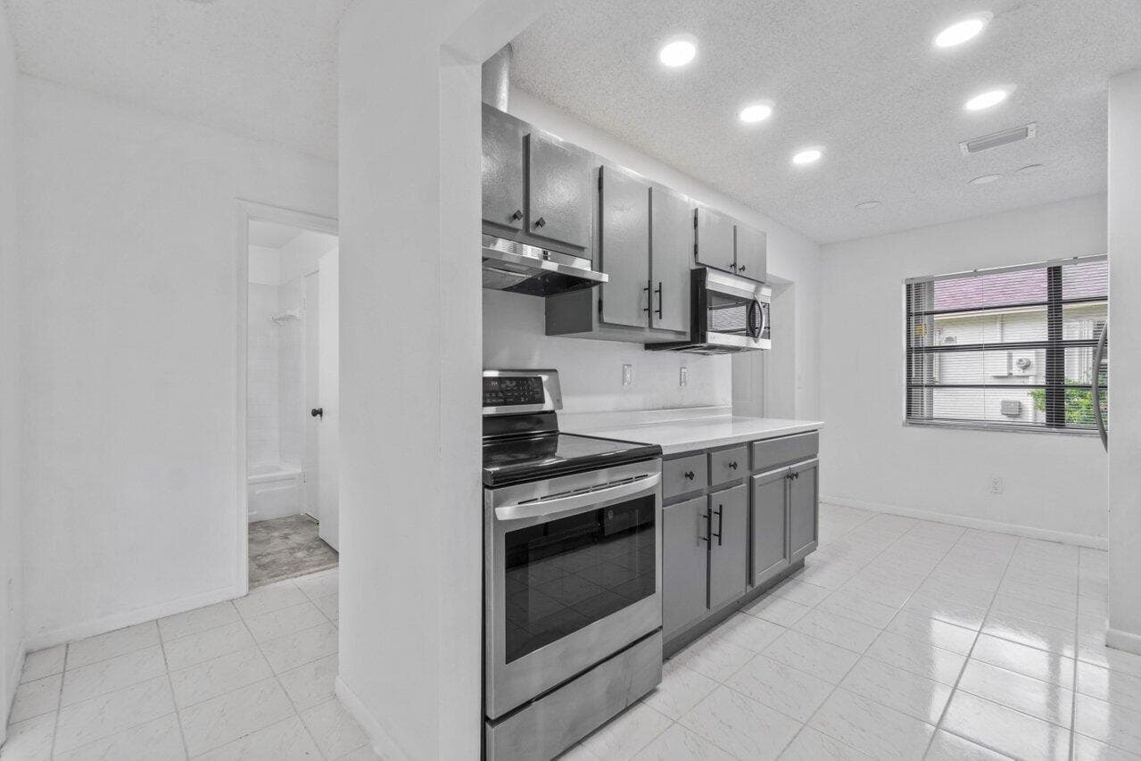 1620 Granfern Avenue 1620, West Palm Beach, FL 33415 — photo 8 of 35