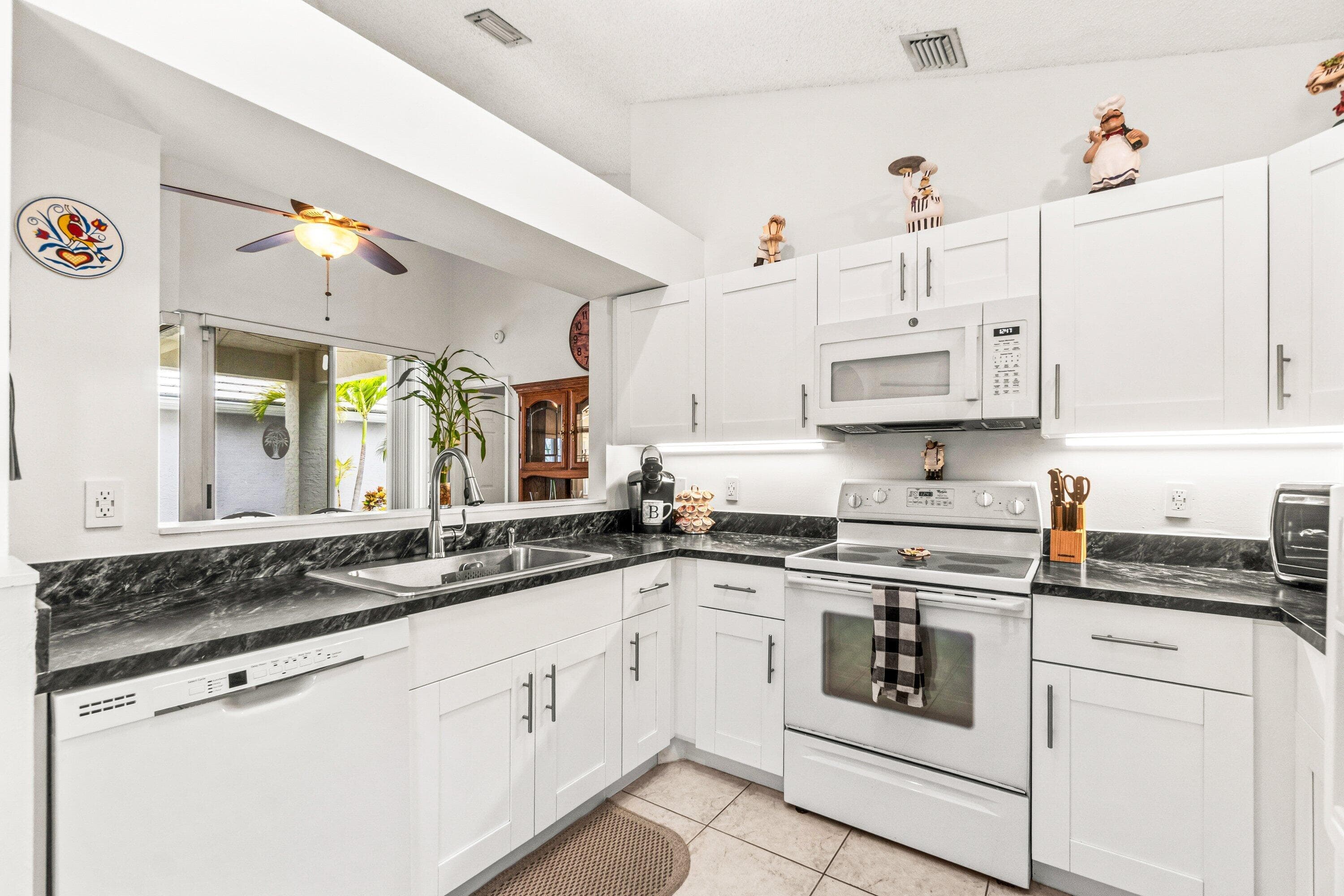 25 Wyndham Lane, Palm Beach Gardens, FL 33418 — photo 14 of 37