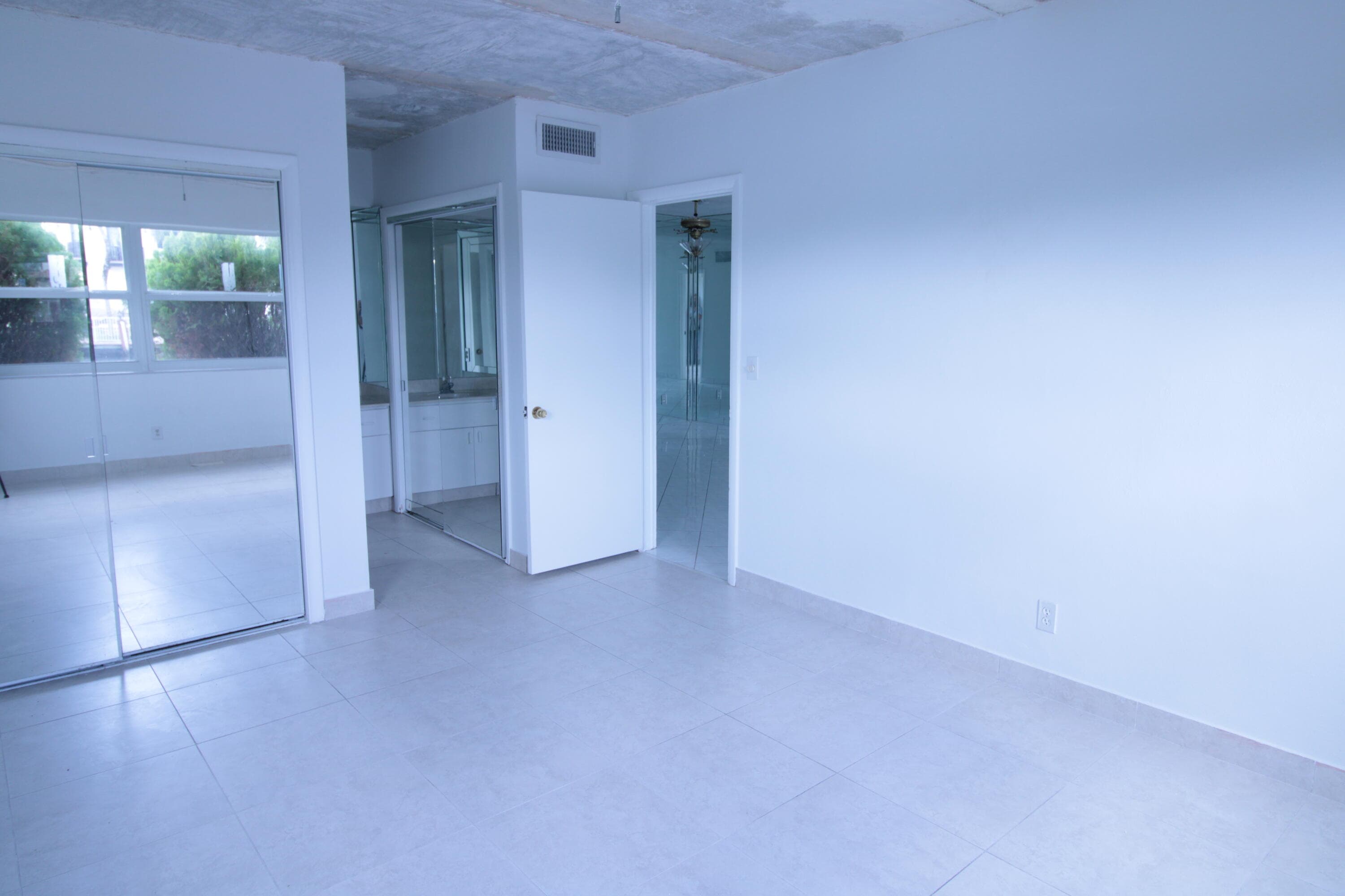 465 Paradise Isle Boulevard 110, Hallandale Beach, FL 33009 — photo 13 of 26