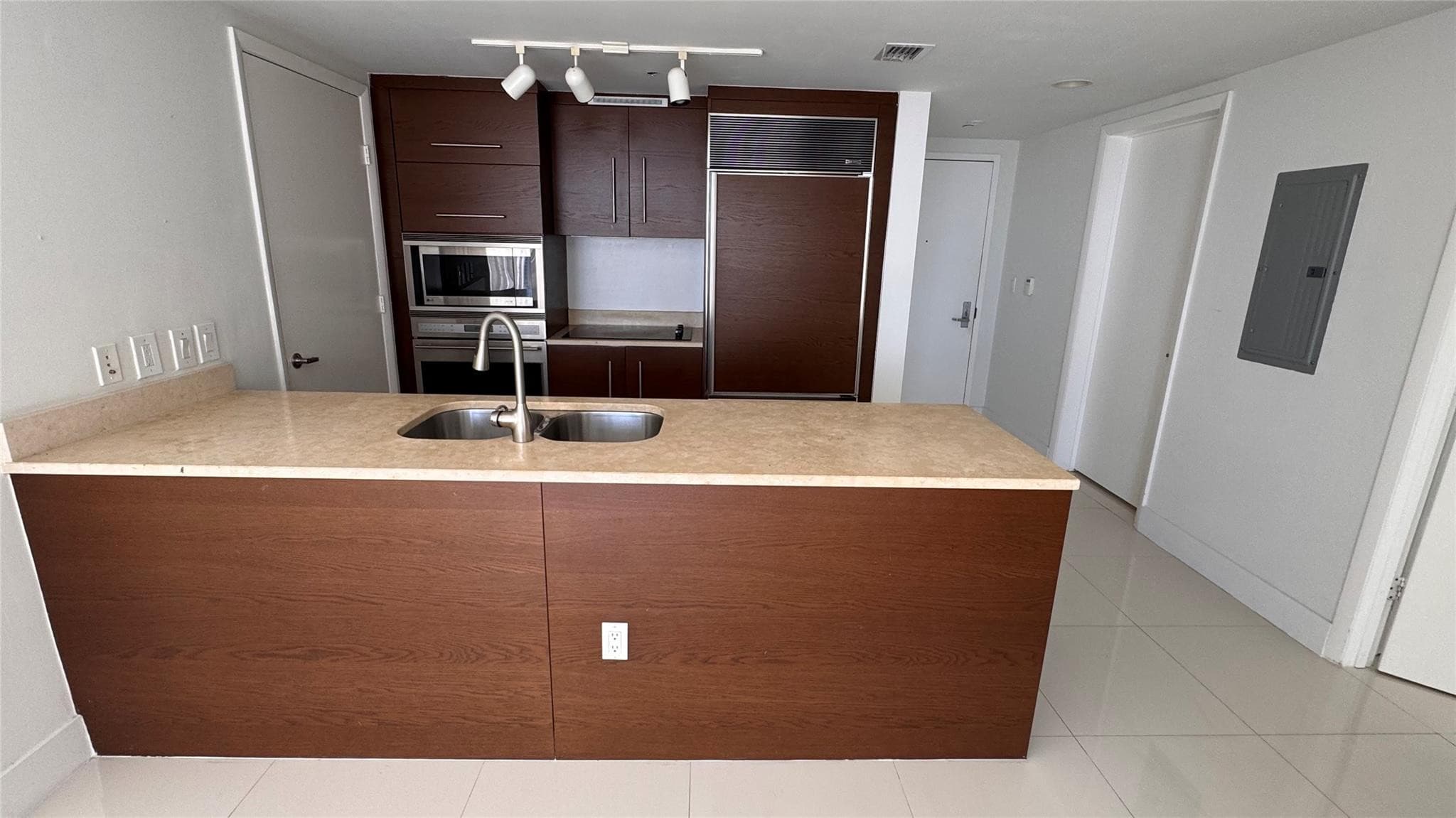 475 Brickell Avenue 4913, Miami, FL 33131 — photo 8 of 9
