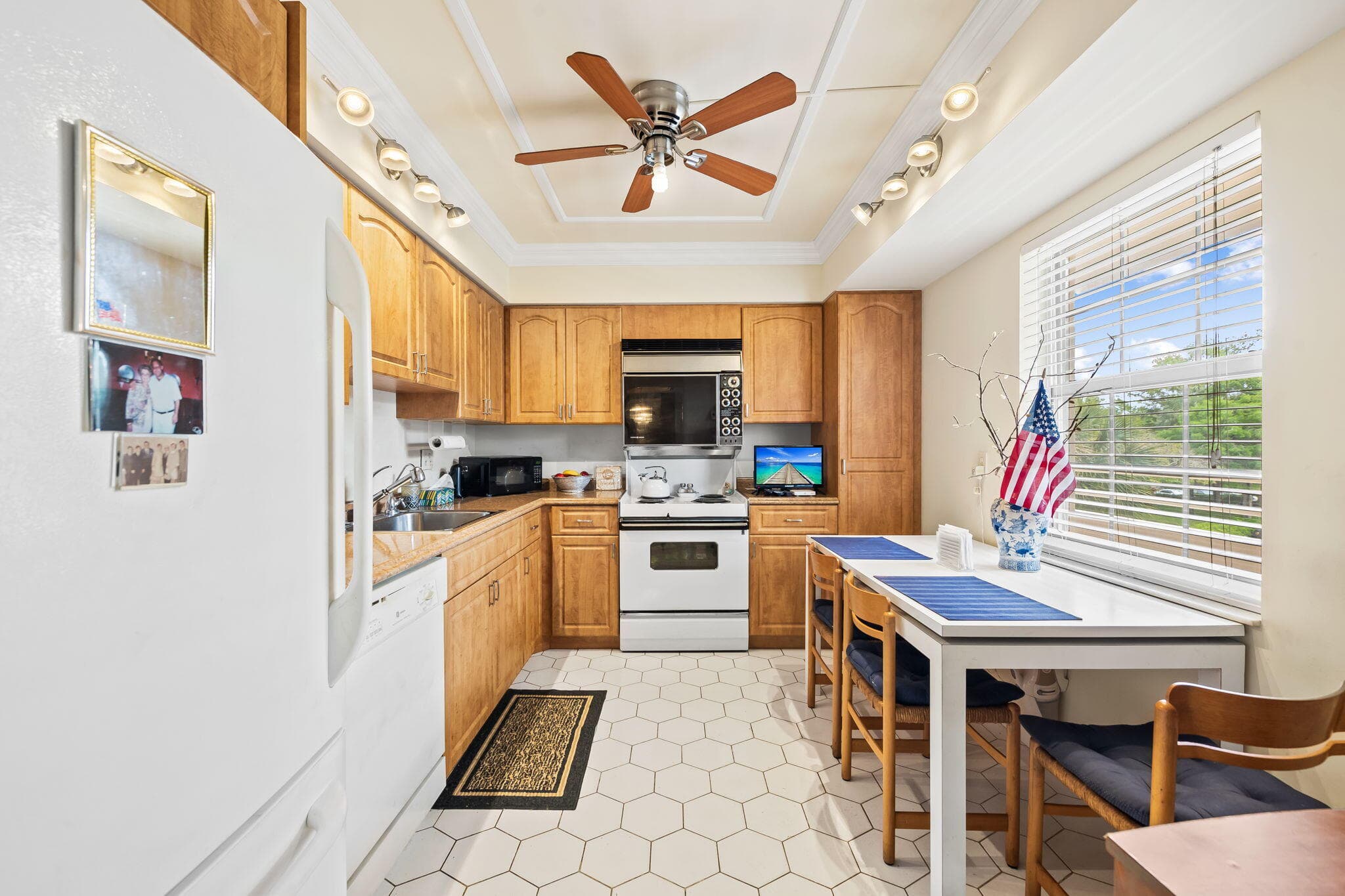 3960 Oaks Clubhouse Drive 304, Pompano Beach, FL 33069 — photo 5 of 22