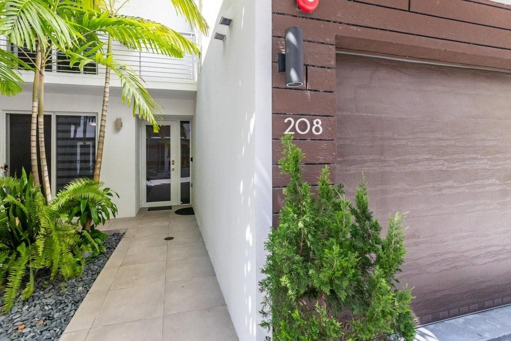 700 NE 14th Avenue 208, Fort Lauderdale, FL 33304 — photo 4 of 62