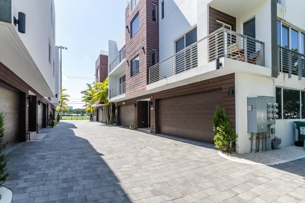 700 NE 14th Avenue 208, Fort Lauderdale, FL 33304 — photo 56 of 62