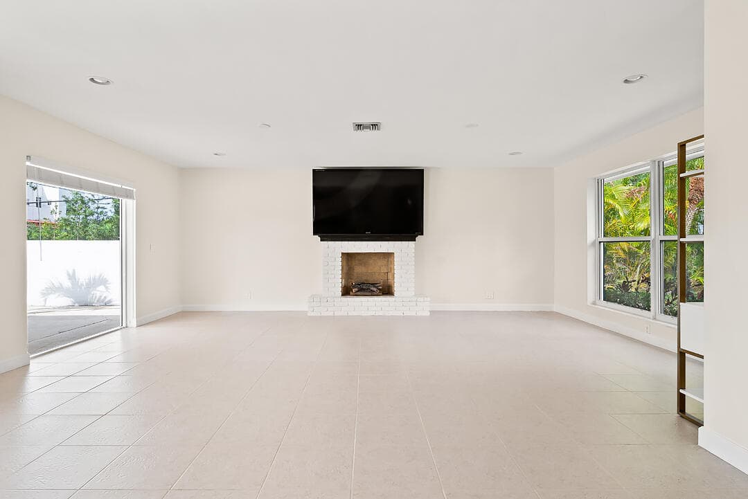 260 E Lakewood Road, West Palm Beach, FL 33405 — photo 8 of 48