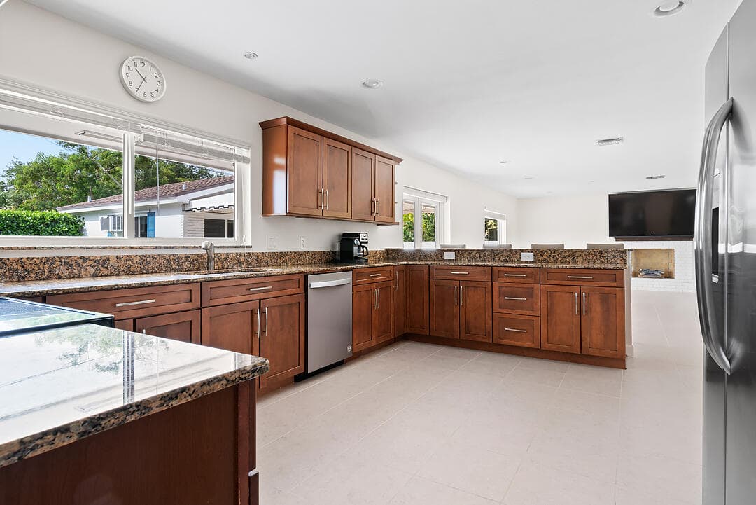 260 E Lakewood Road, West Palm Beach, FL 33405 — photo 15 of 48