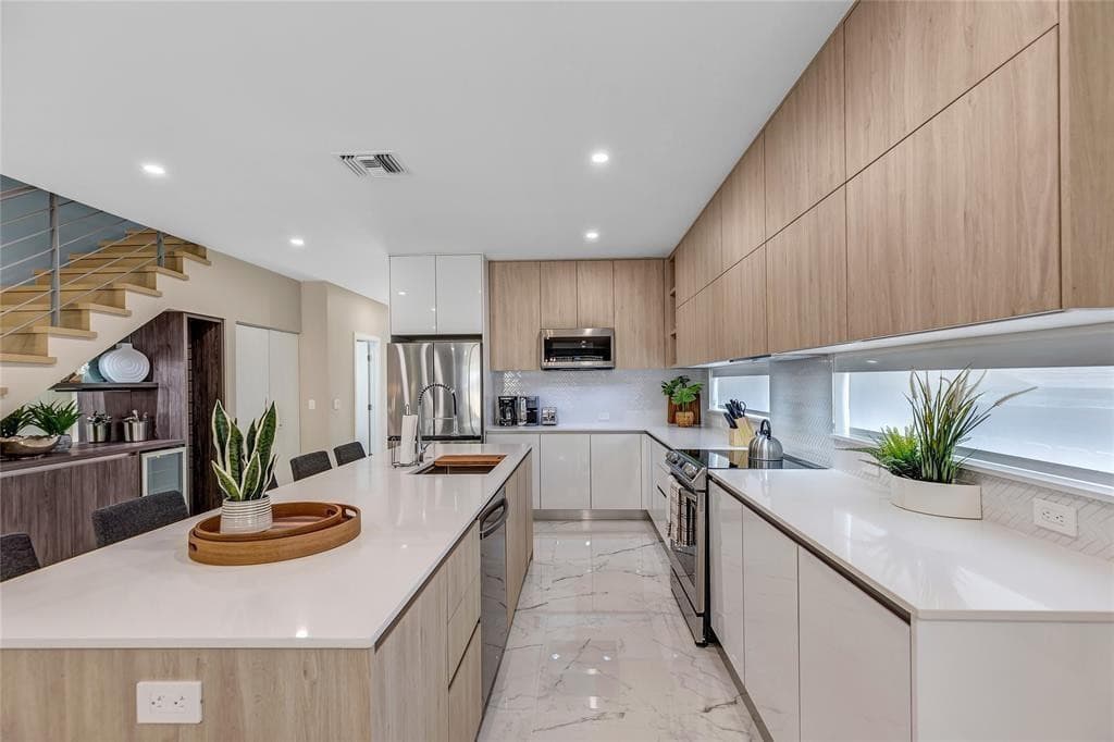 811 SW 10th Terrace, Fort Lauderdale, FL 33315 — photo 9 of 41