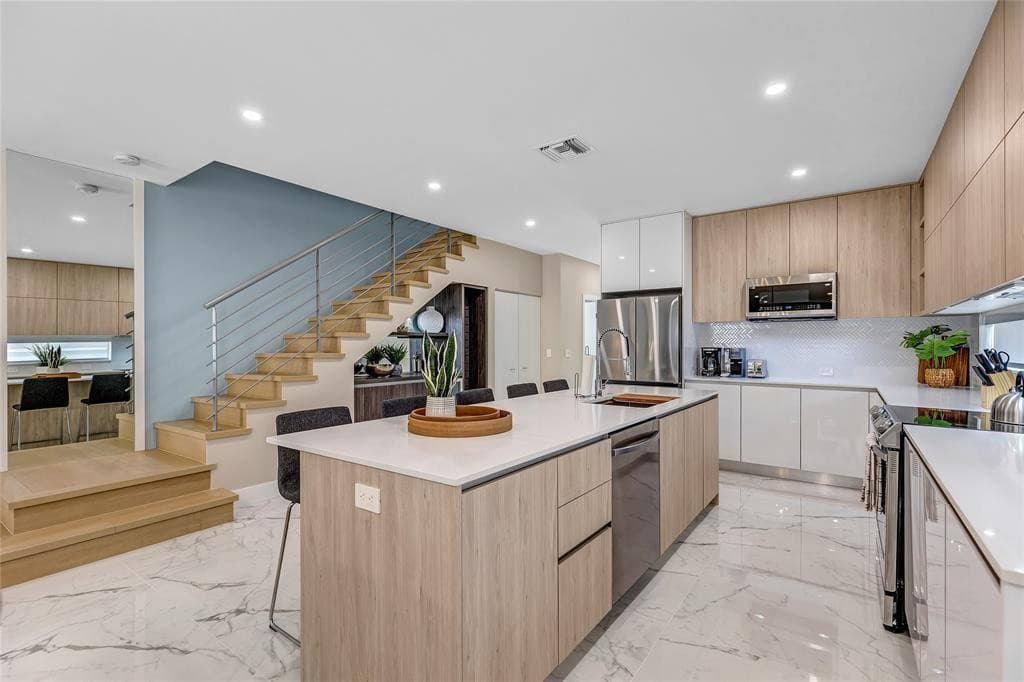 811 SW 10th Terrace, Fort Lauderdale, FL 33315 — photo 10 of 41