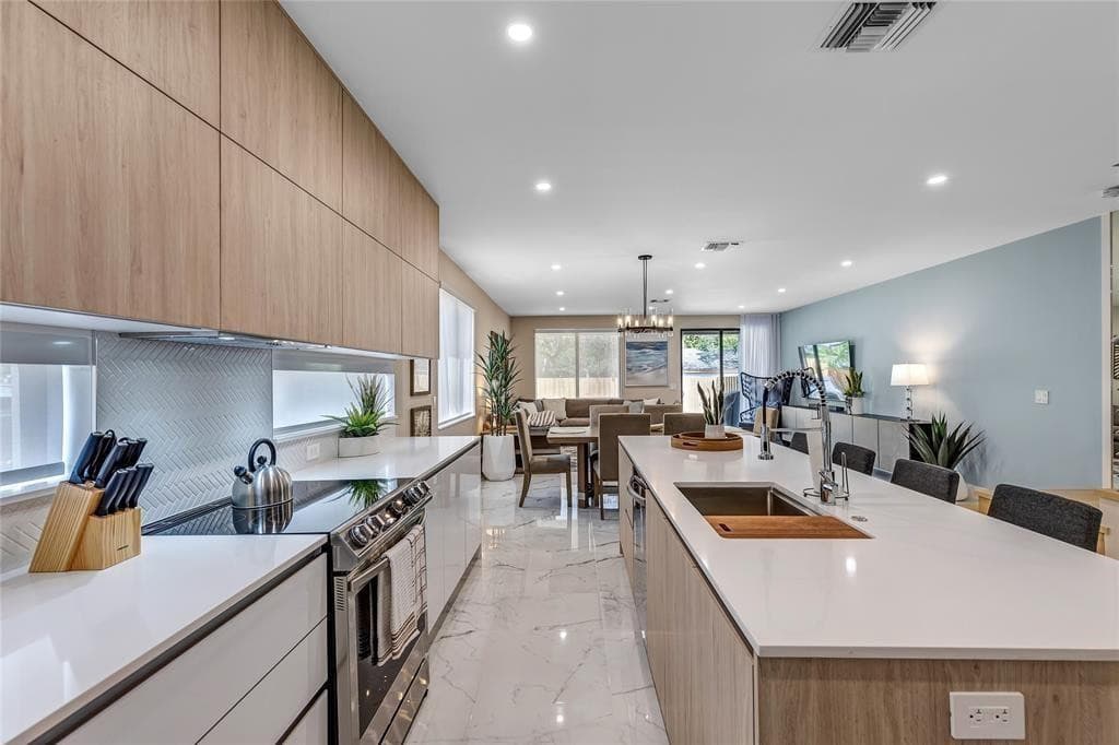 811 SW 10th Terrace, Fort Lauderdale, FL 33315 — photo 11 of 41